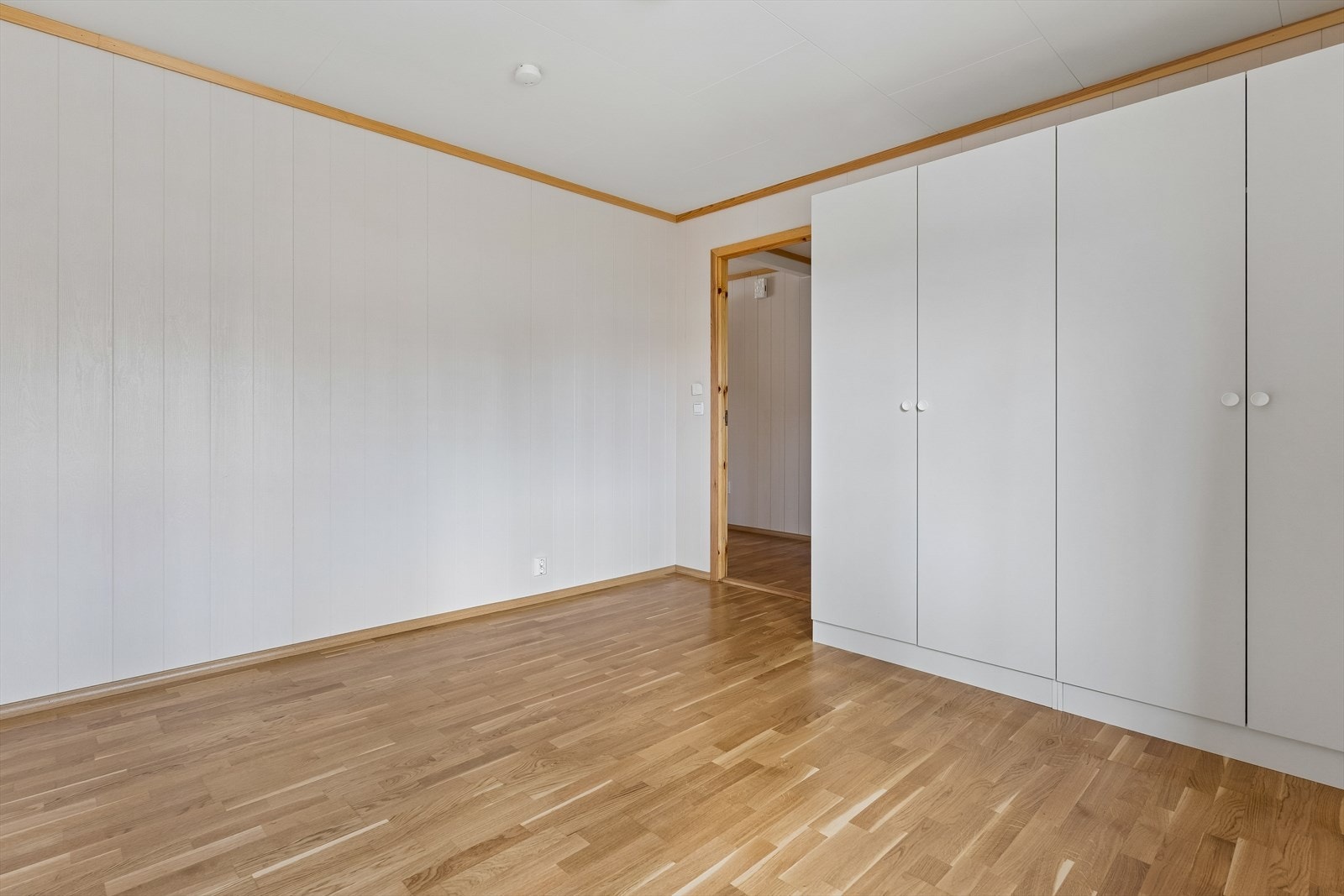 Hovedsoverommet har god plass til garderobeskap for effektiv oppbevaring. Galleribilde