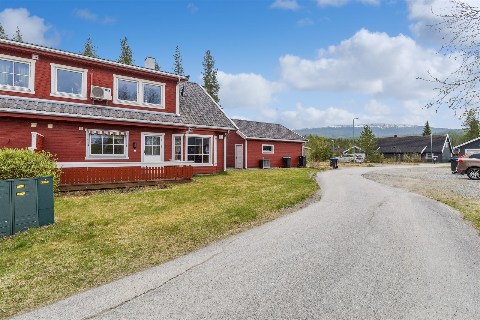 Leiligheten ligger vekk fra hovedveien i Haverslia i et rolig område uten gjennomgangstrafikk. Galleribilde