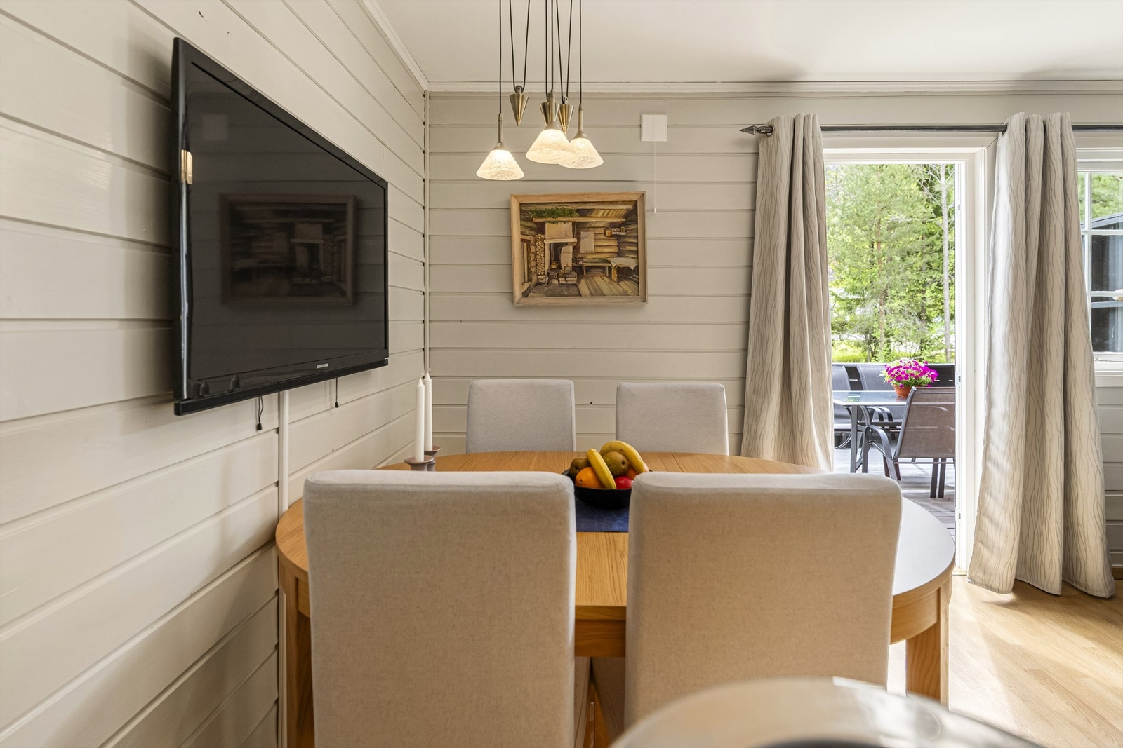 Spiseplassen er en naturlig del av den åpne stue- og kjøkkenløsningen. Galleribilde