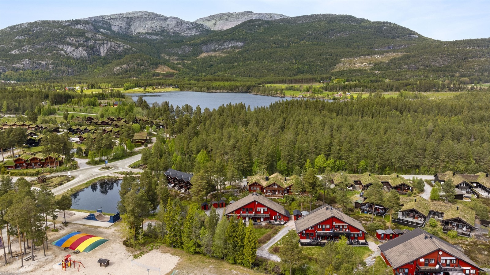 Fritidsboligen ligger i Vrådal, en helårsdestinasjon med umiddelbar nærhet til natur og aktiviteter. Galleribilde