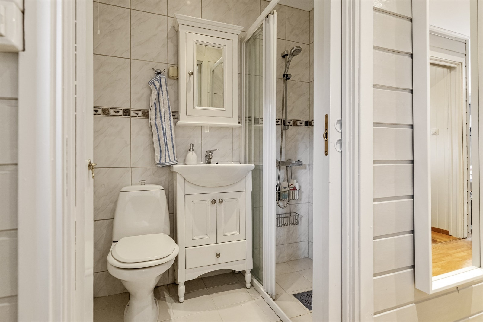 Badet har innfelte downlights i himlingen som gir god belysning. Galleribilde