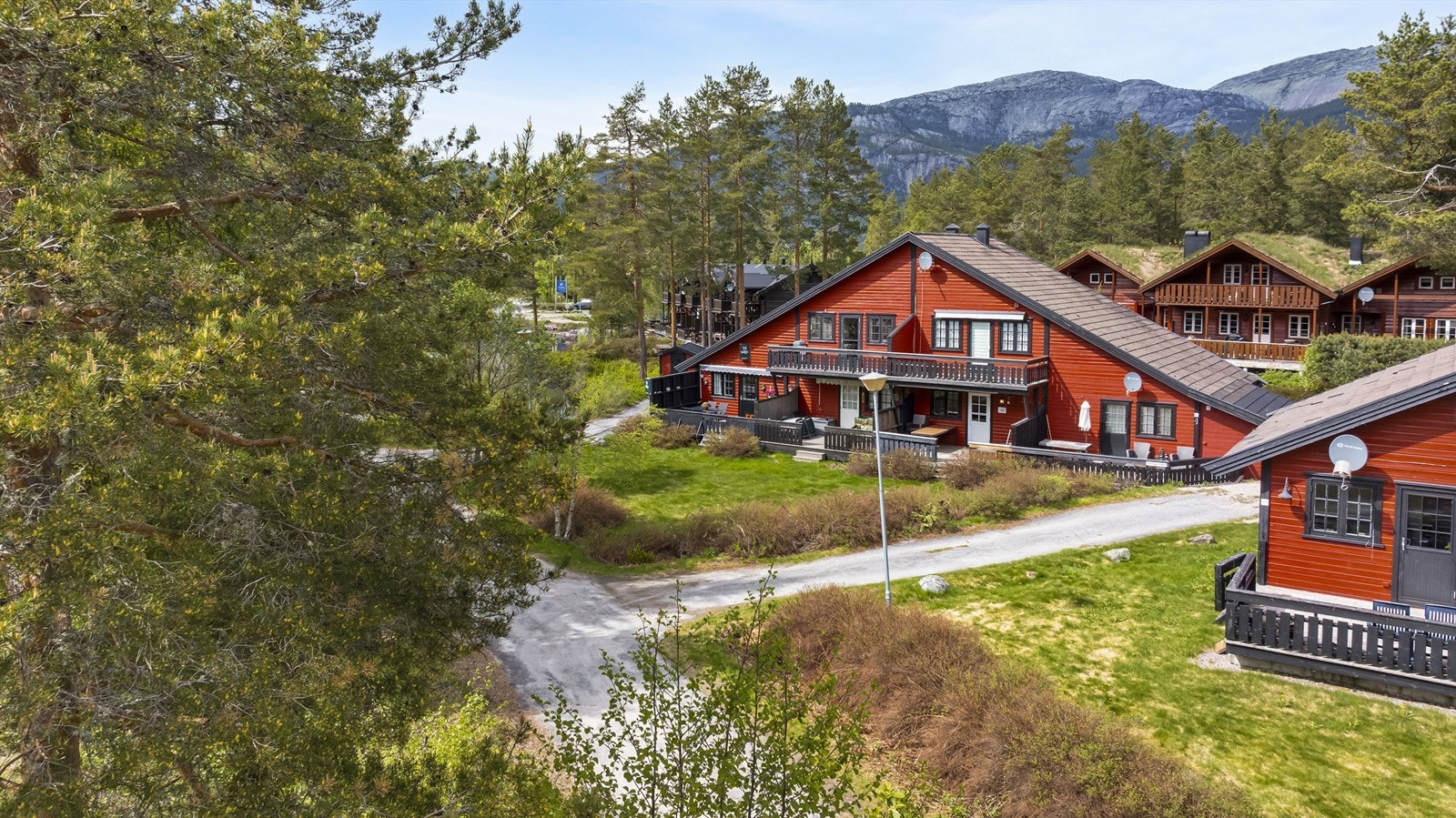 Sameiet består av 3 bygg med tilsammen 18 leiligheter. Fellesutgiftene dekker blant annet forsikring, plenklipp og snørydding. Galleribilde