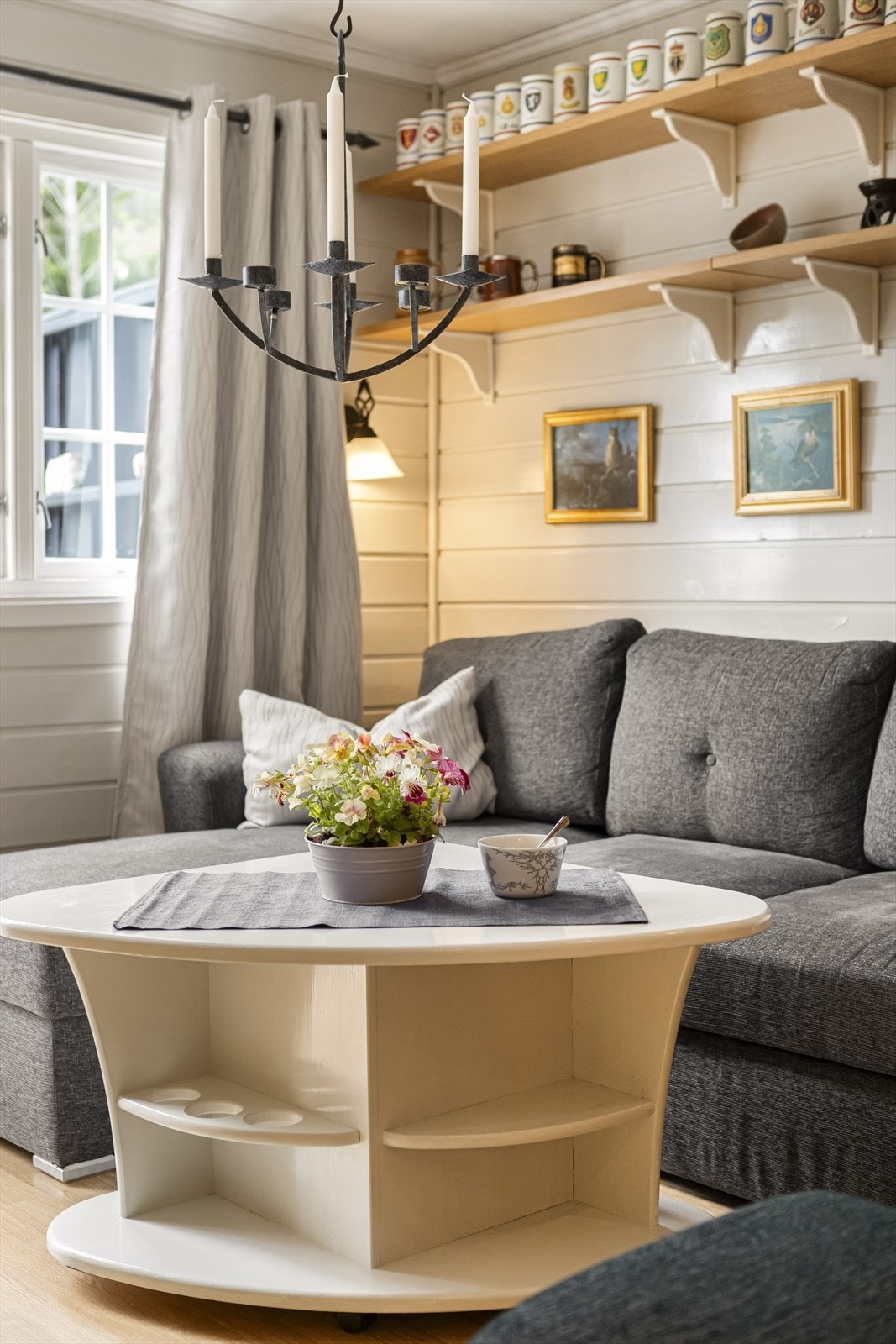 De gjennomgående materialvalgene skaper en helhetlig stil i leiligheten. Galleribilde