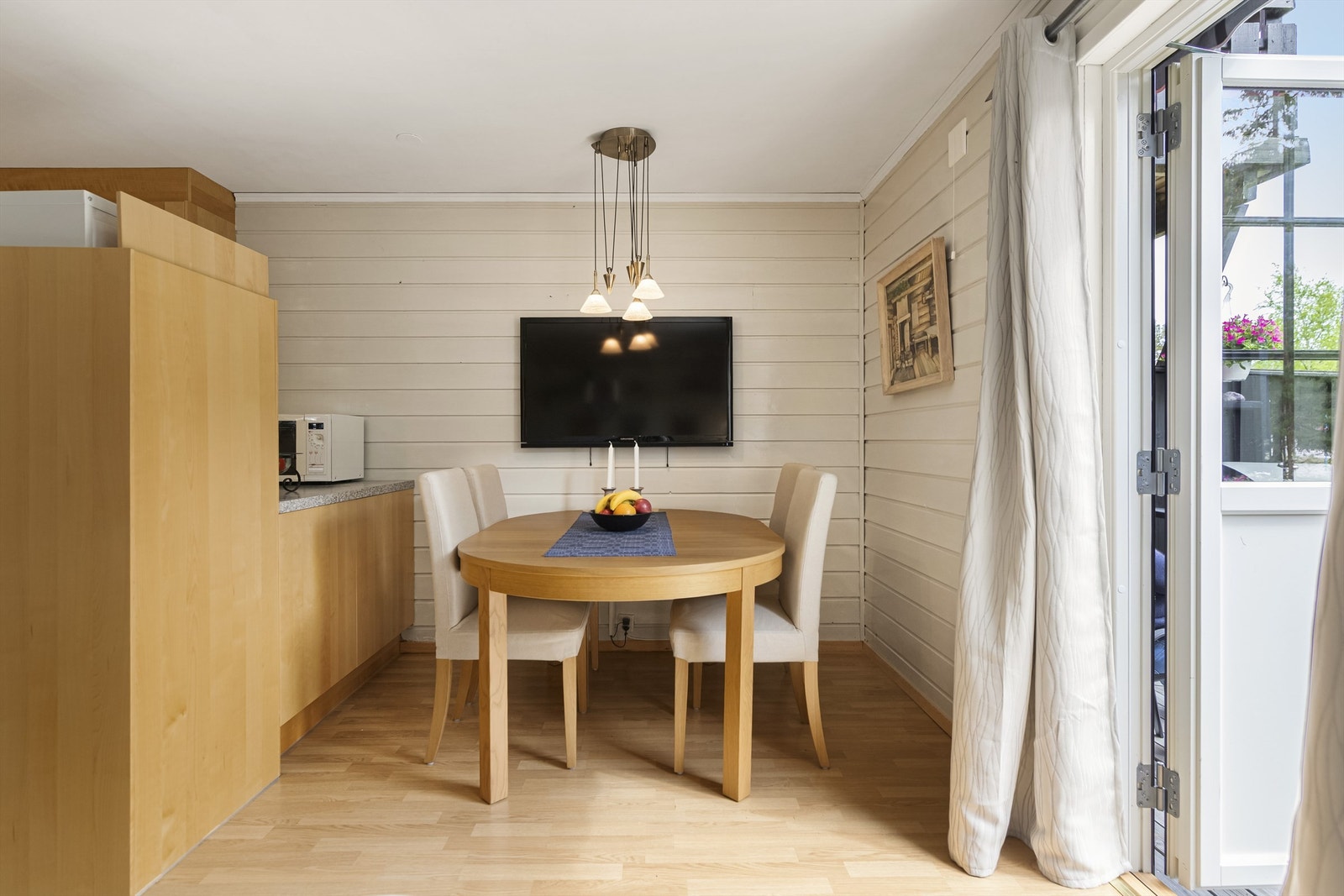 Terrassedøren er fra 2018 og slipper lyset inn til spiseplassen. Galleribilde