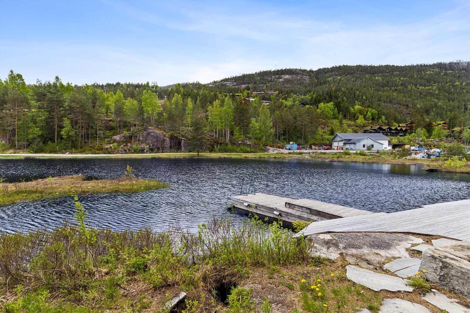 Vrådal byr på et rikt friluftsliv med muligheter for både ski, golf, sykling og fjellturer. Galleribilde