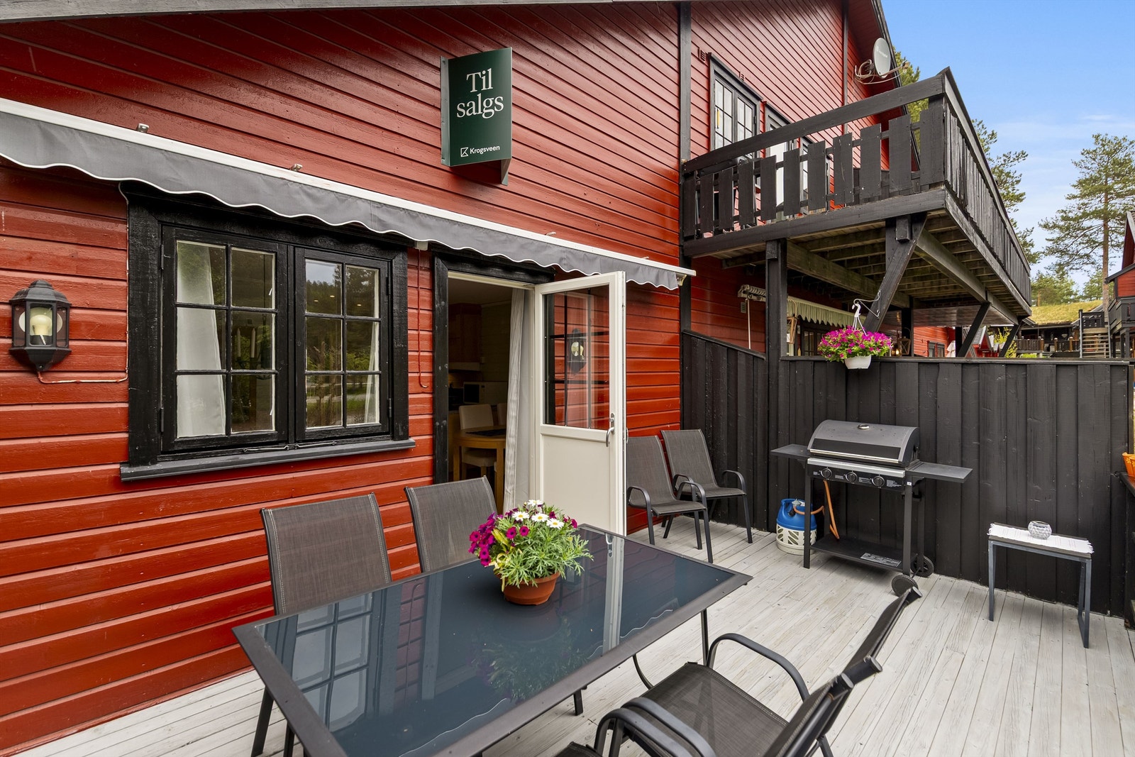 Terrassen er utvidet etter byggeår og har god plass til utemøbler og grill. Galleribilde