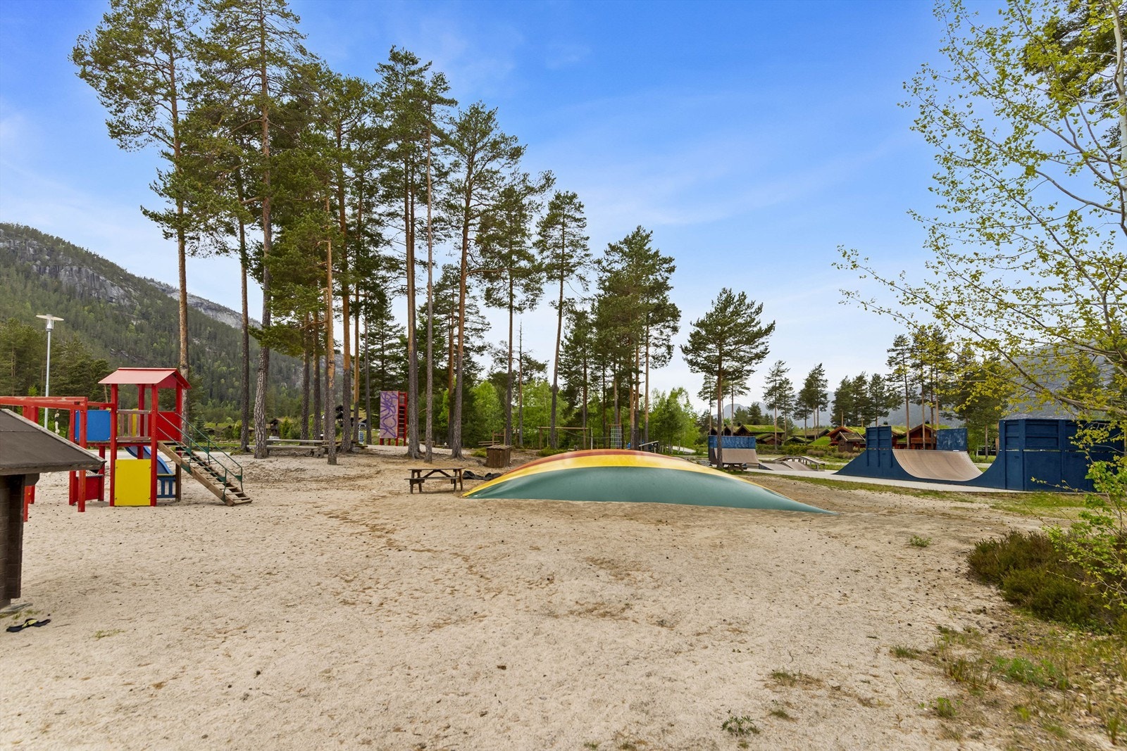 Rett ved leiligheten ligger et allsidig lekeområde for barn. Galleribilde