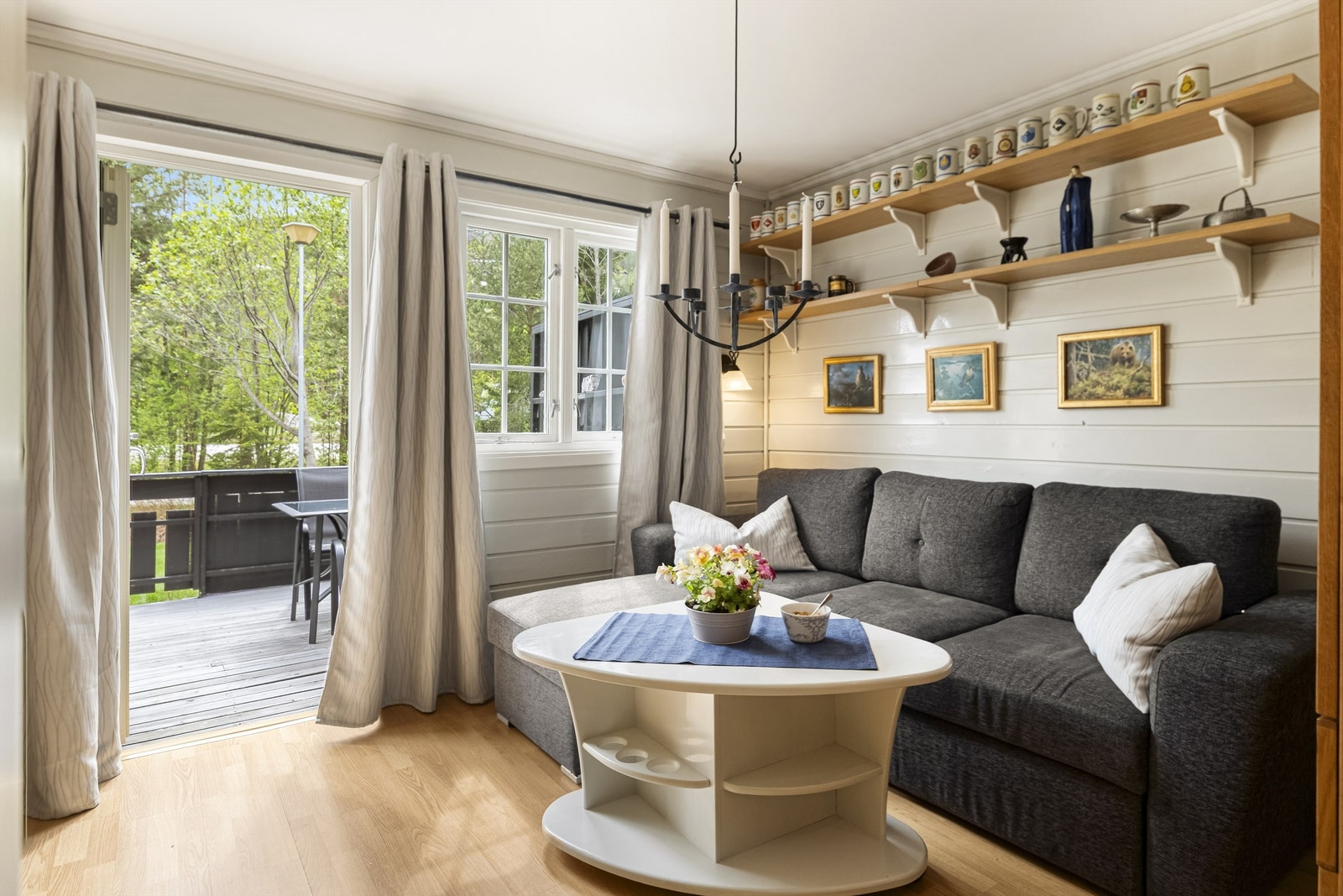 Leiligheten er oppgradert over tid og har gulvvarme i stue, kjøkken, gang og bad. Fra stuen er det direkte utgang til terrassen. Galleribilde