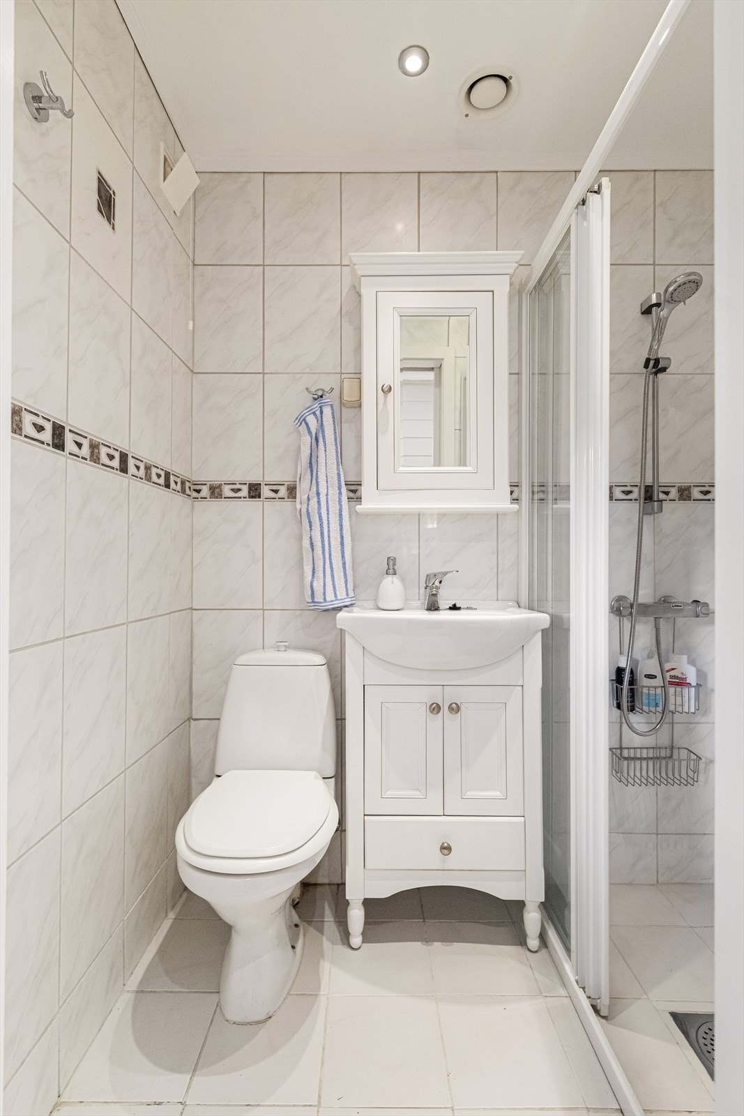 Badet ble oppgradert i 2006 og har flislagt gulv med gulvvarme, samt flislagte vegger. Galleribilde