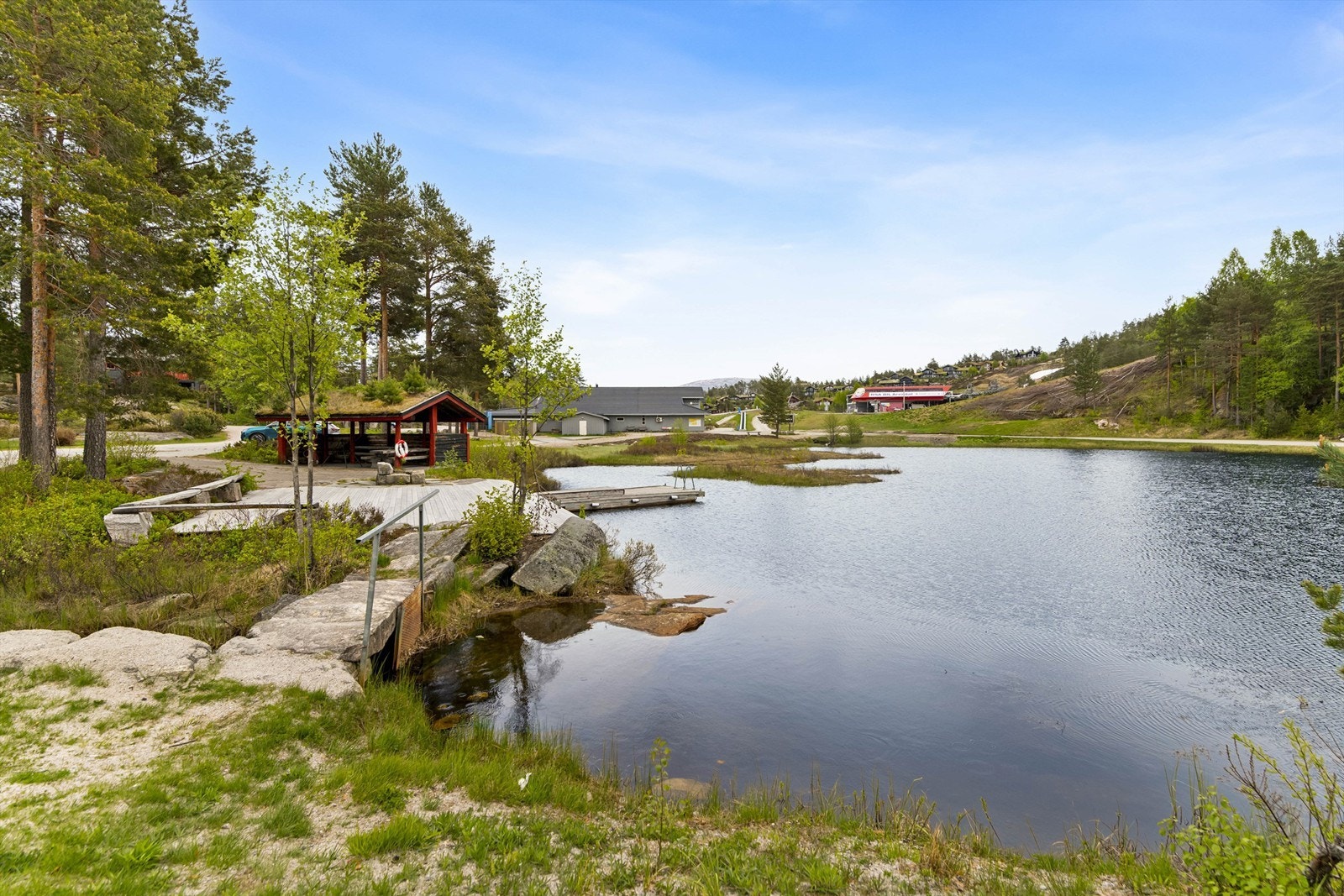 Kort vei til 'Den vesle tjønni' med badebrygge og grillhus. Galleribilde