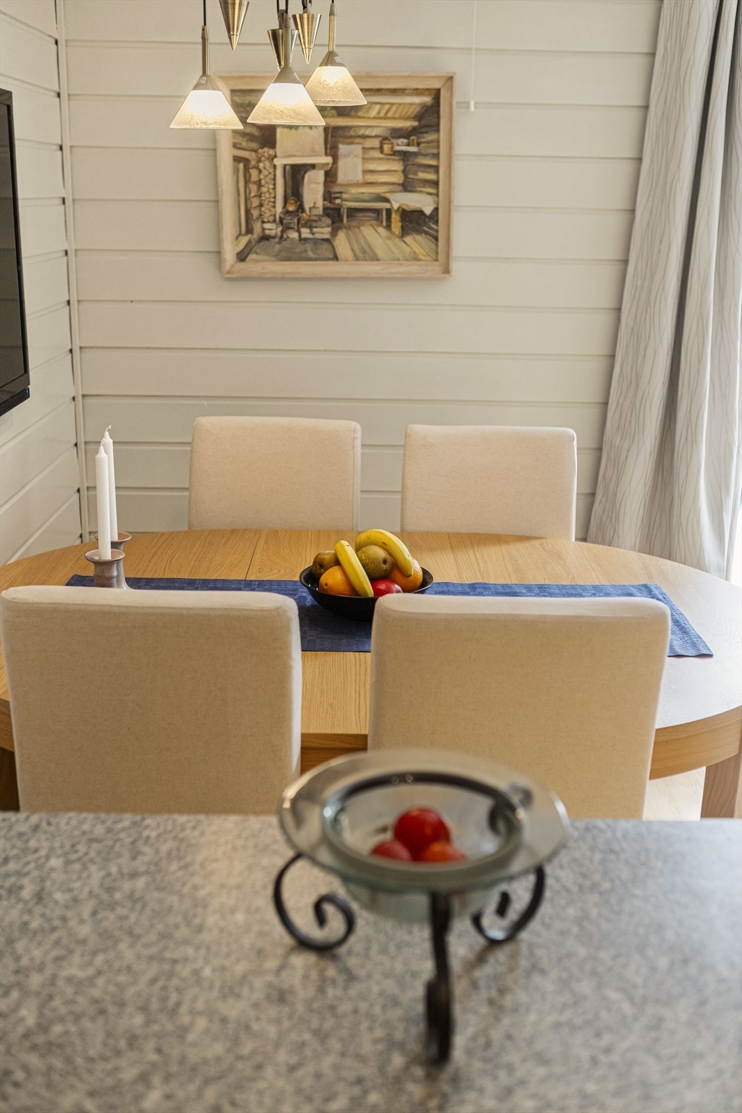 Hyggelig spiseplass med plass til familie og venner. Galleribilde