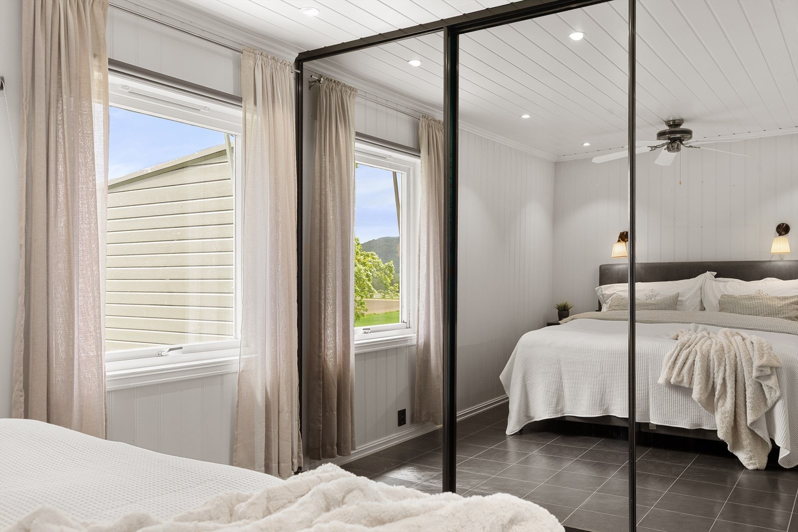 Stor og praktisk skyvedørsgarderobe Galleribilde