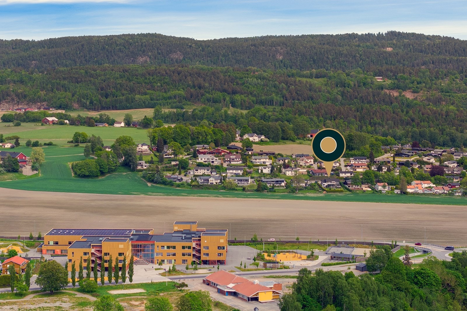 Boligen er beliggende i et veletablert og rolig nabolag med kort vei til skole, barnehager og sentrum Galleribilde