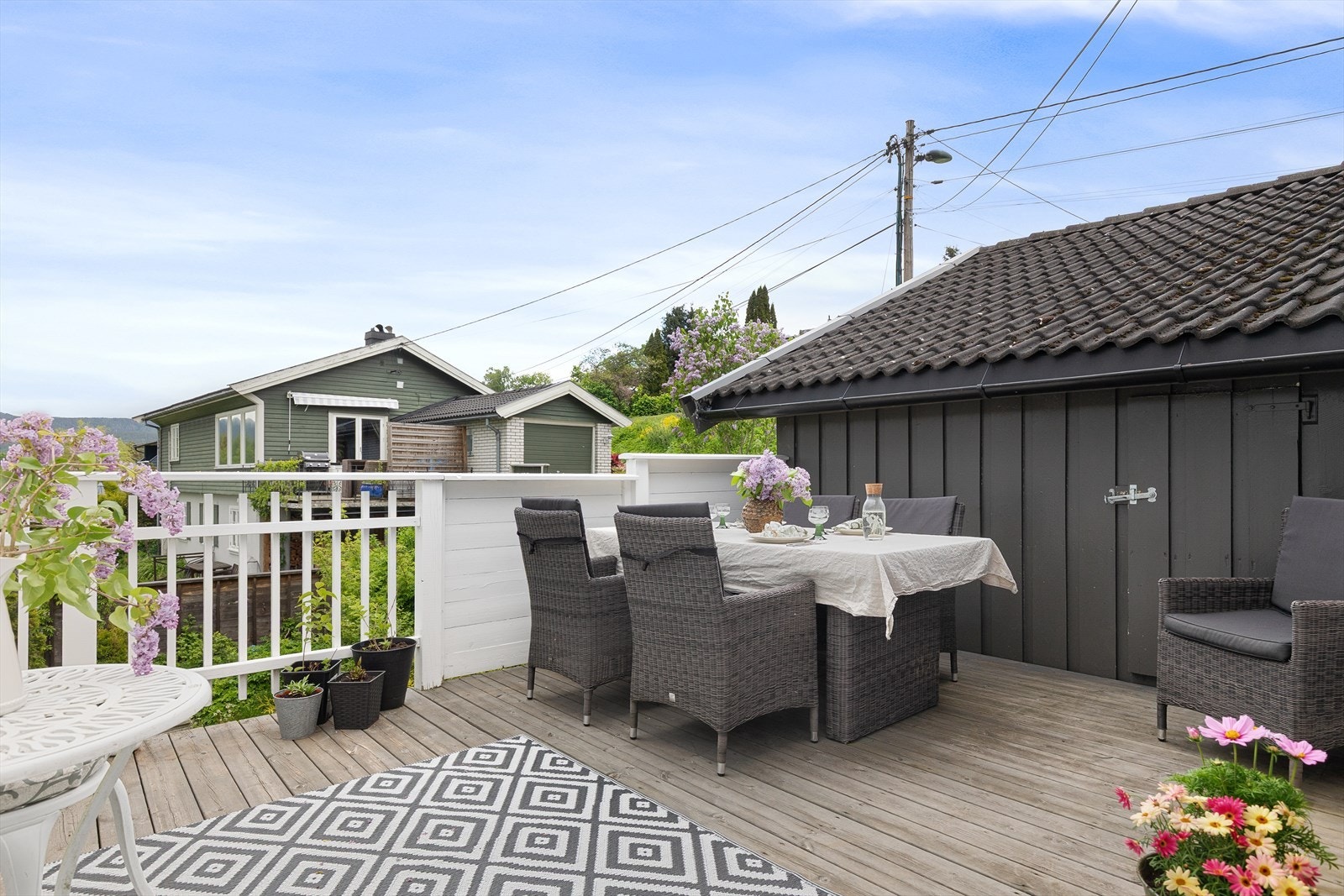 Flott terrasse med god boltreplass Galleribilde