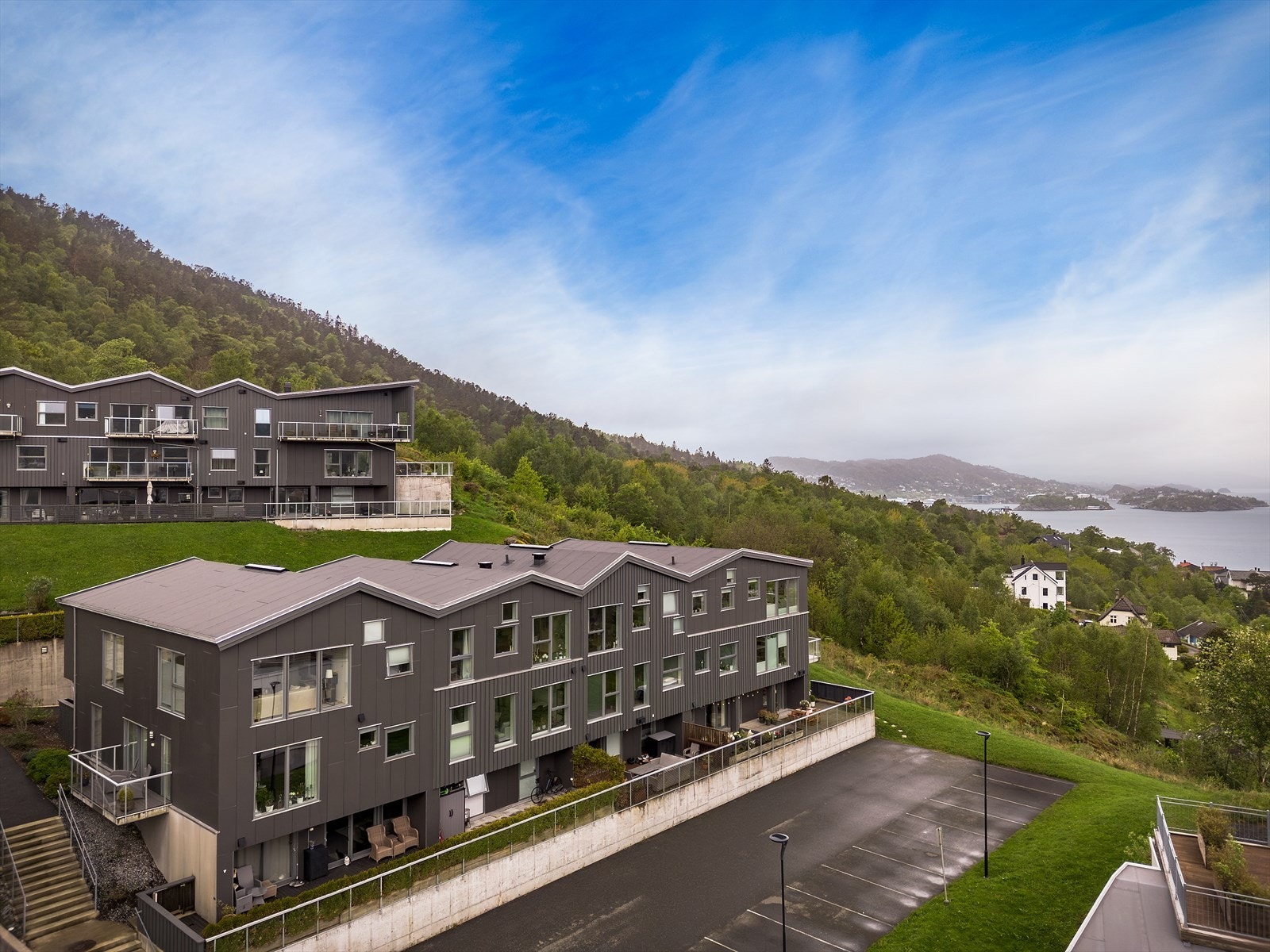 - Her bor du fredelig og idyllisk med umiddelbar nærhet til flere badevann, fjell og Bergen sentrum - Galleribilde