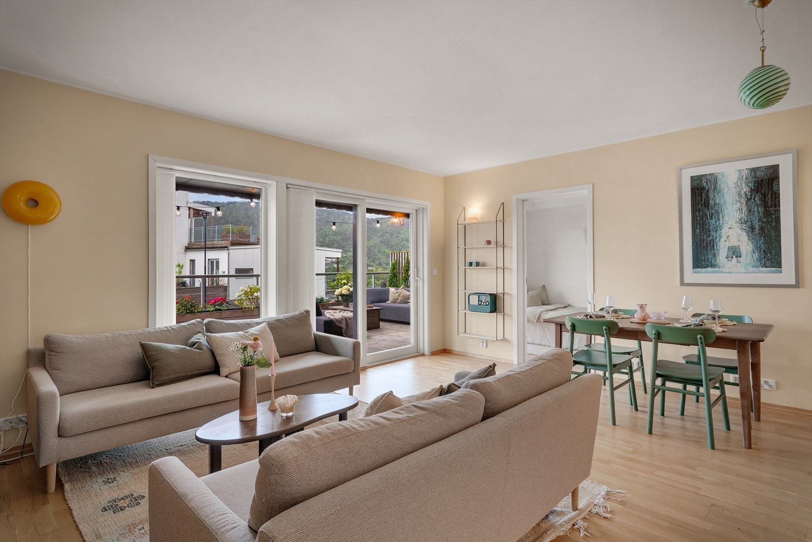 - Her har du plass til sofagruppe og spisebord i hver sin naturlige sone - Galleribilde