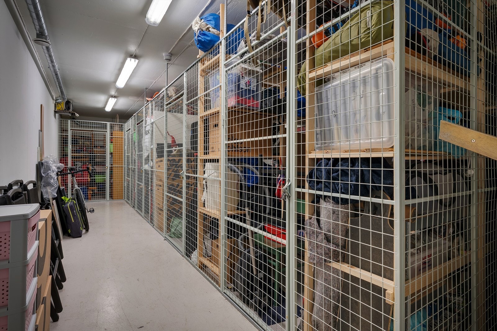 - Ekstern bod i samme etasje - praktisk for ekstra oppbevaring - Galleribilde