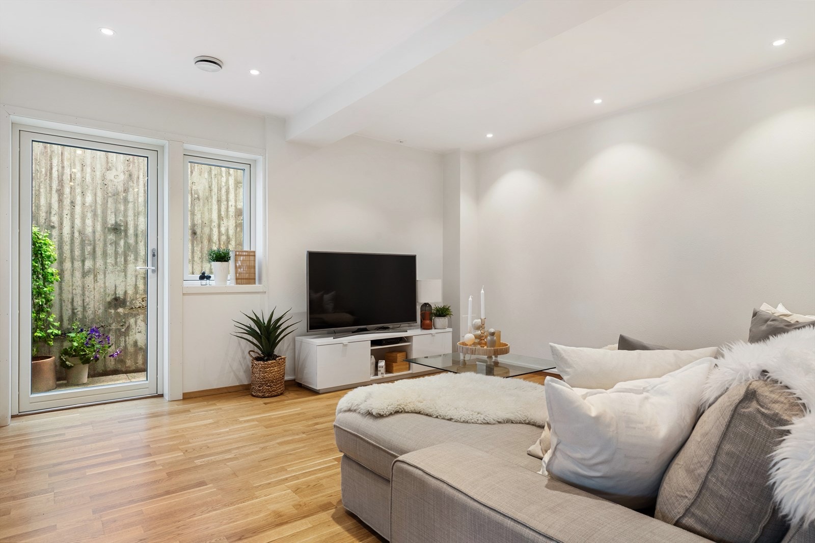 Kjellerstuen er ca. 22 m² og fungerer perfekt som TV-stue og oppholdsareal for barn- og ungdom i hus. Galleribilde