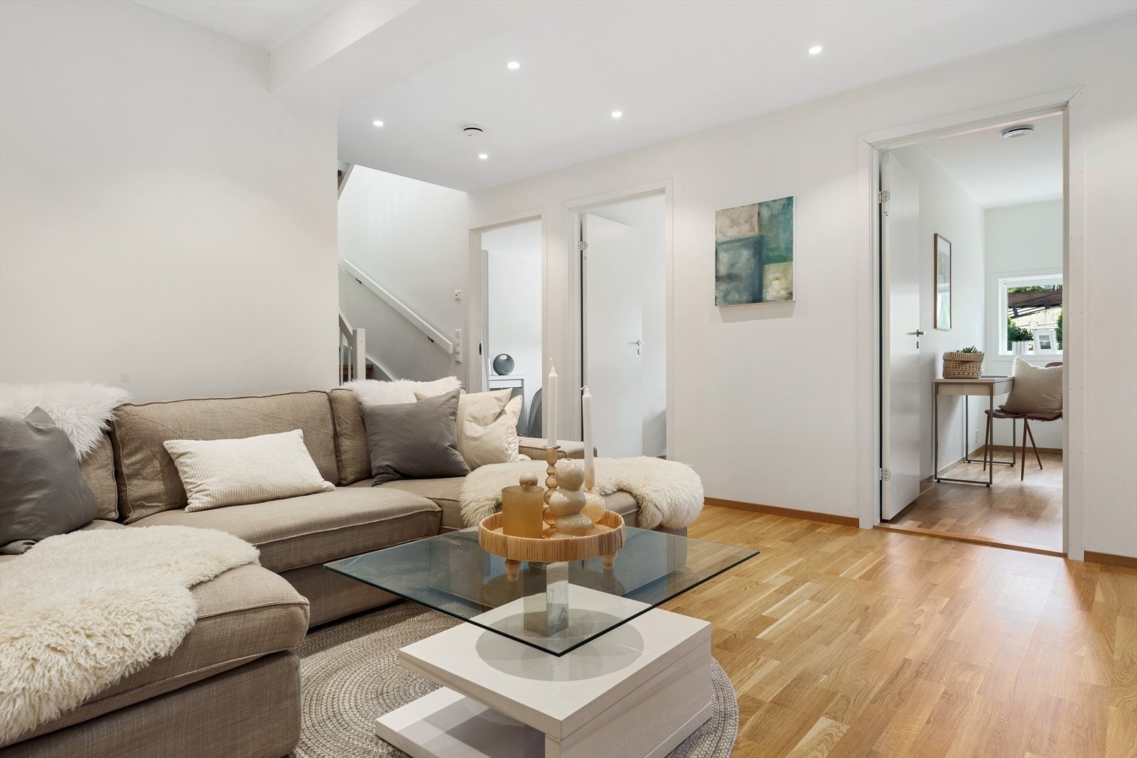Behagelig belysning med downlights i himling. Galleribilde