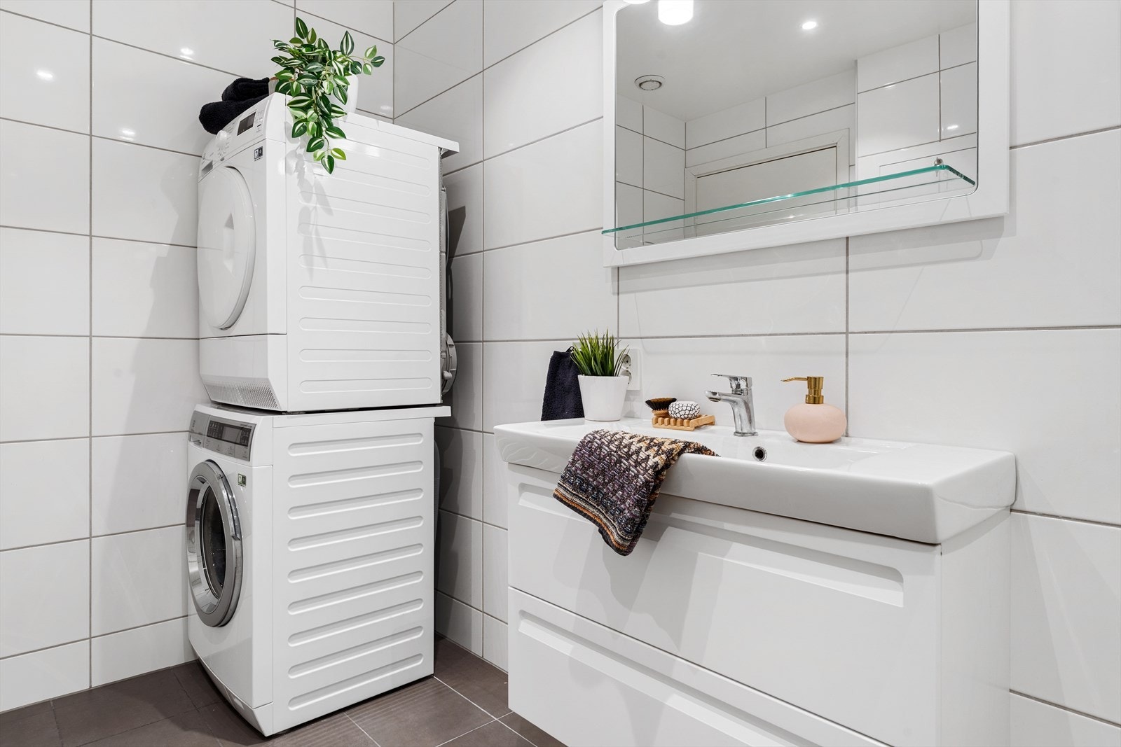 Badet i underetasjen har også opplegg for vaskemaskin og tørketrommel. Galleribilde