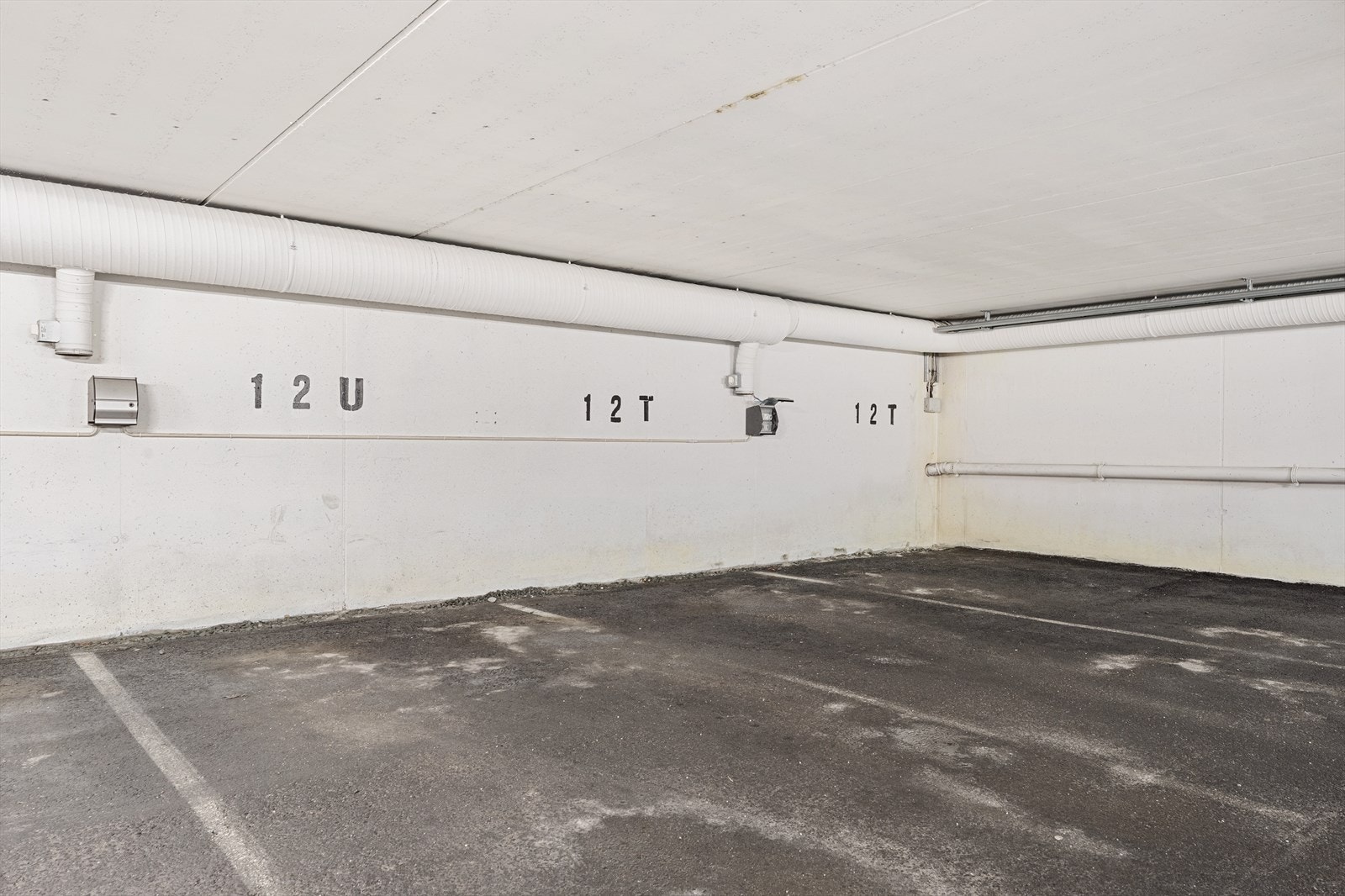 Det medfølger fast oppstillingsplass (med elbillader) i felles garasjeanlegg. Det er utvendig gjesteparkering på sameiets fellesareal. Galleribilde