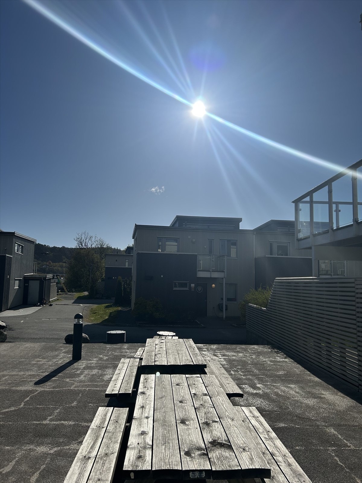 Sameiet har flotte fellesarealer med bl.a. to lekeplasser, sittegrupper m.m. Galleribilde
