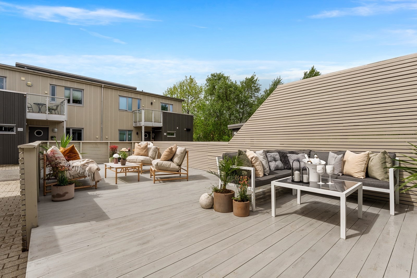 Boligen har en herlig markterrasse på hele 41 m². Her er god plass til flere utegrupper, grill og beplantning! Galleribilde