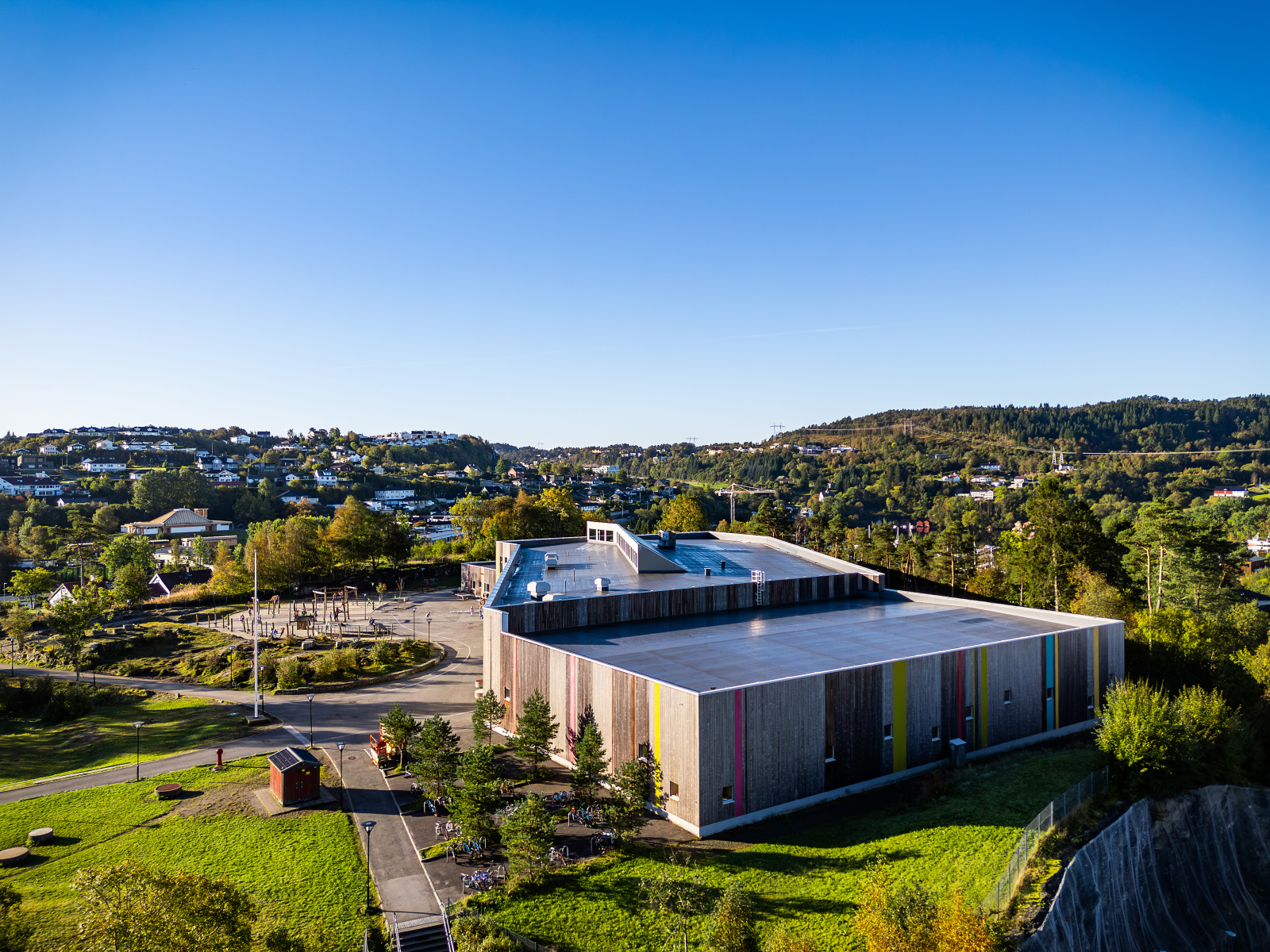 Nærområde - Noen få minutters gange til Søreide skole via snarvei fra huset Galleribilde