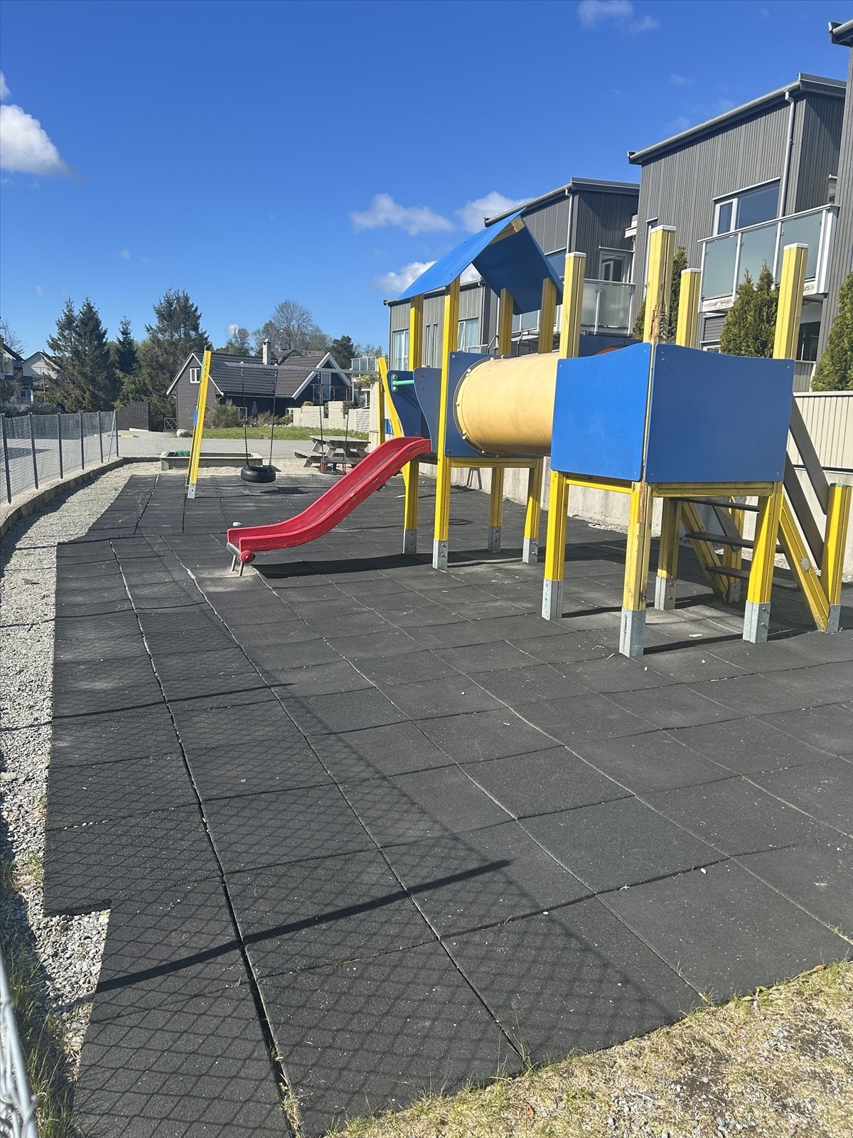 Sameiet har flotte fellesarealer med bl.a. to lekeplasser, sittegrupper m.m. Galleribilde