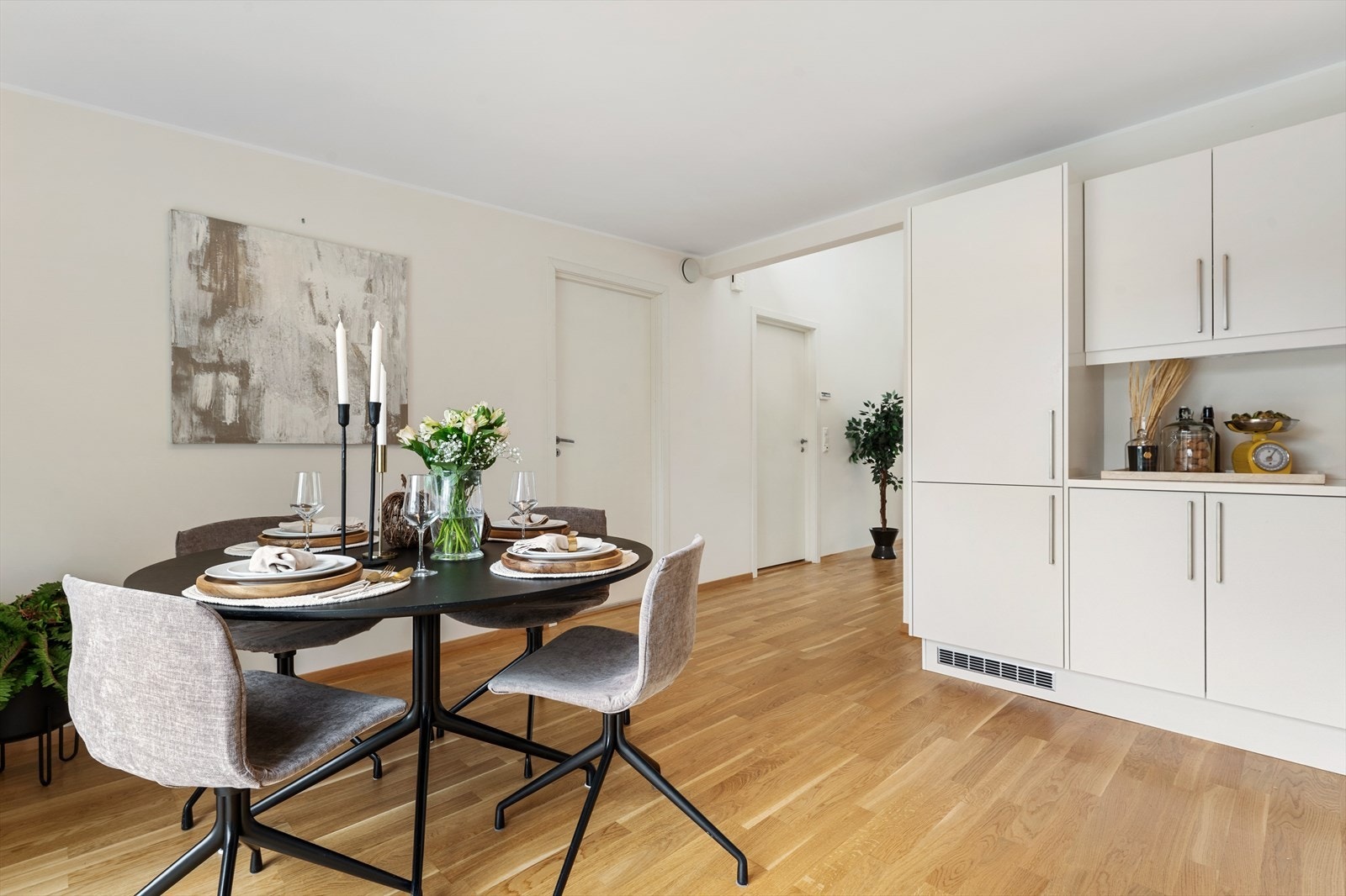 Det er også god plass til spisebord på kjøkkenet. Galleribilde