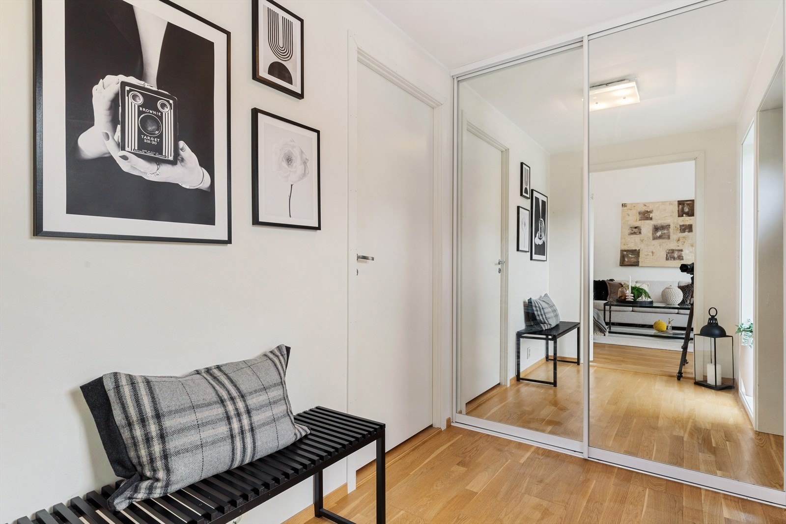 Entré med praktisk speilgarderobe og innvendig bod/teknisk rom. Galleribilde