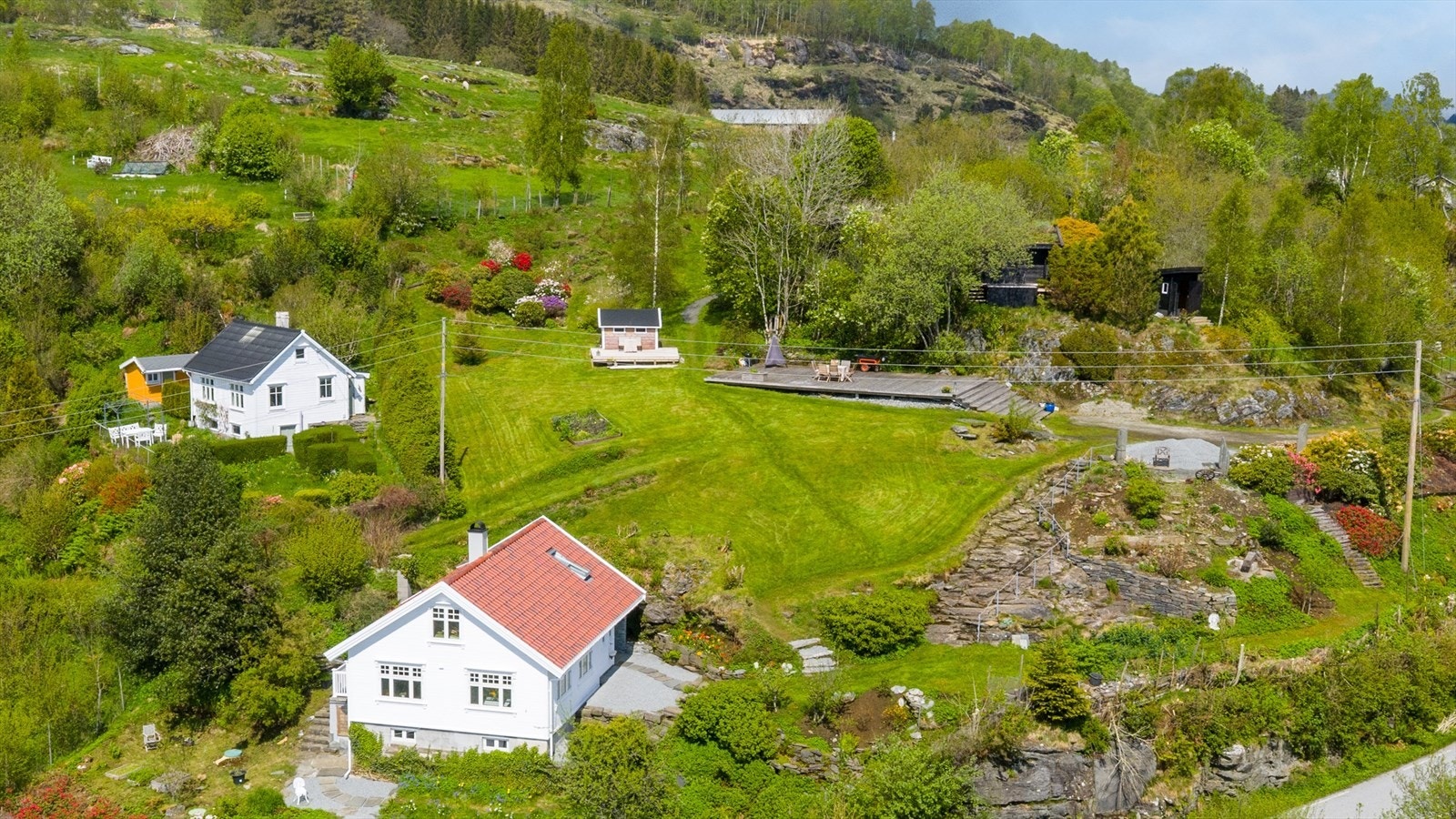 Velholdt og innholdsrik hytte innredet over to plan Galleribilde