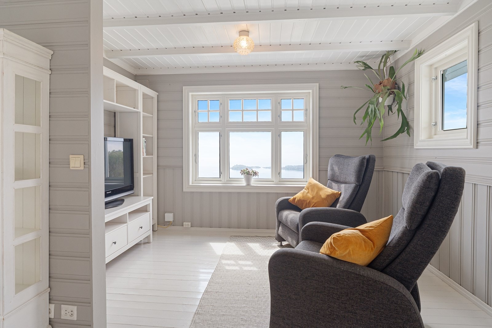Tv-stue med gode plass til romslig sofagruppe Galleribilde