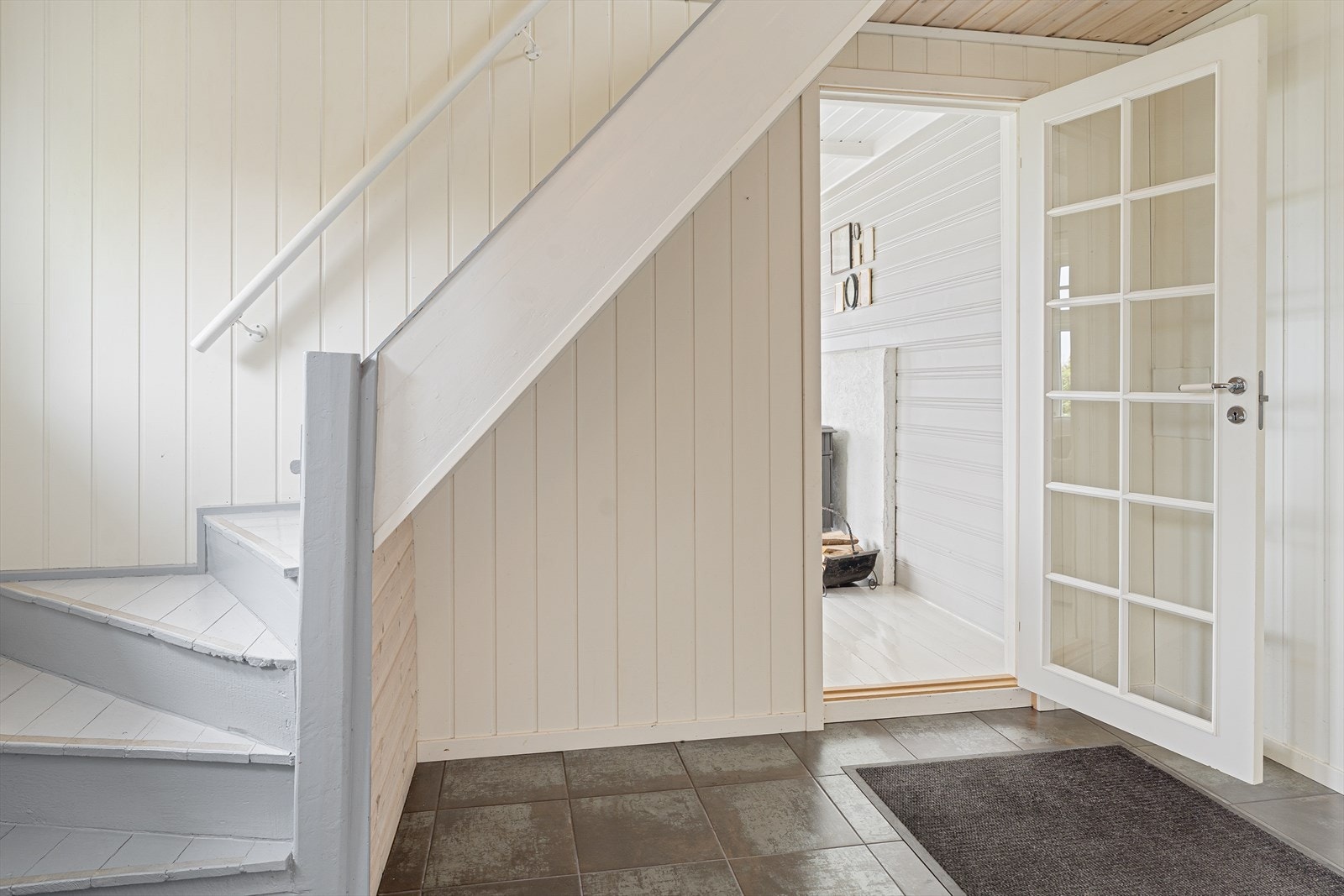Hall med flislagt gulv med varmekabler og trapp opp til 2. etasje Galleribilde