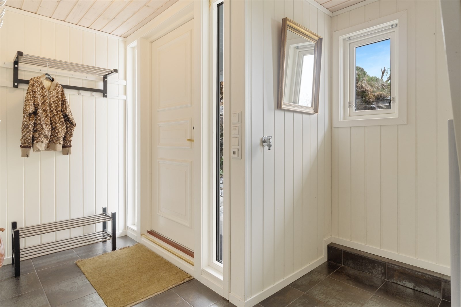 Velkommmen inn til romslig entré med god plass til å henge fra seg yttertøy Galleribilde