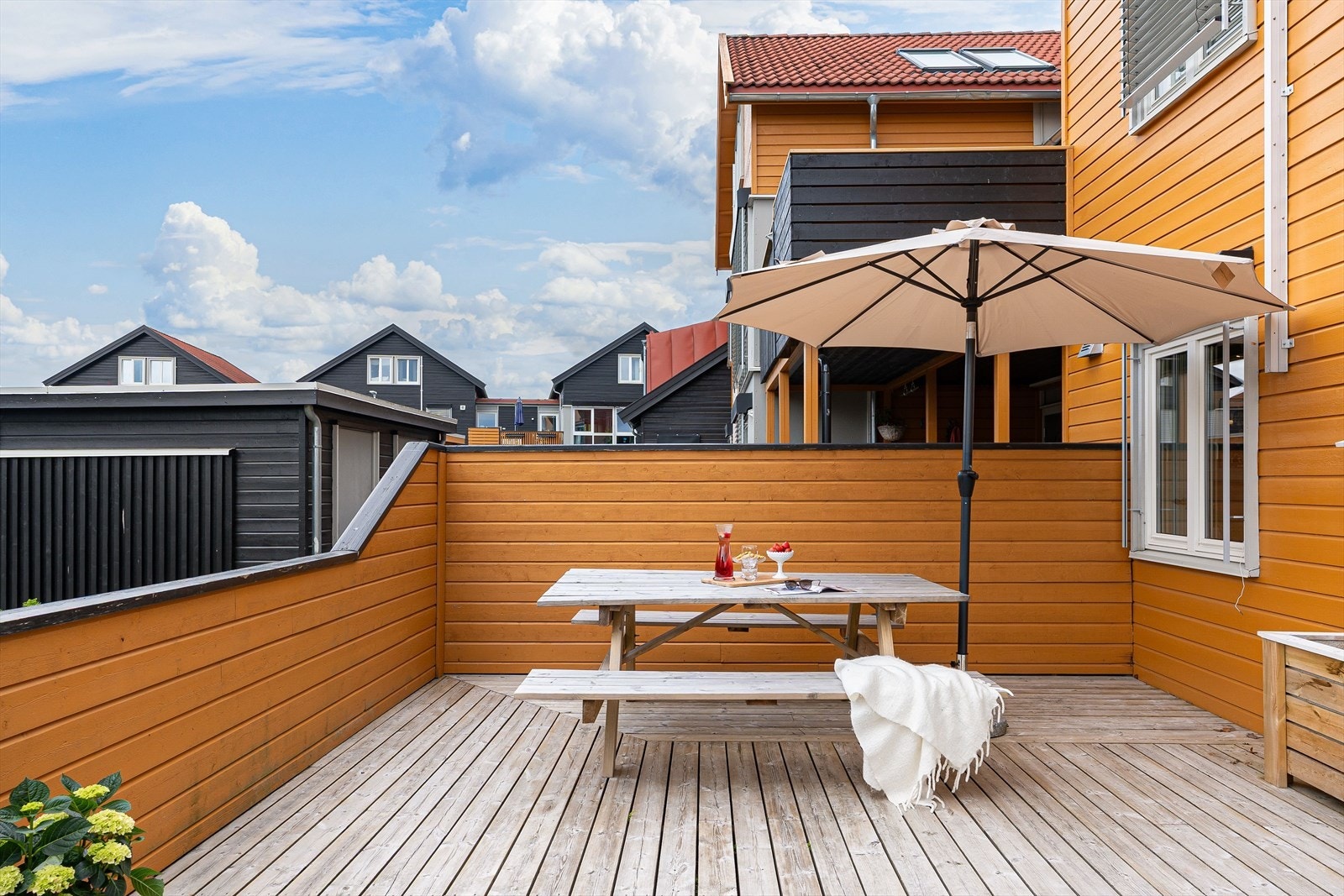 Den vestvendte terrassen er på rause 28m² og har godt med skjerming. Galleribilde