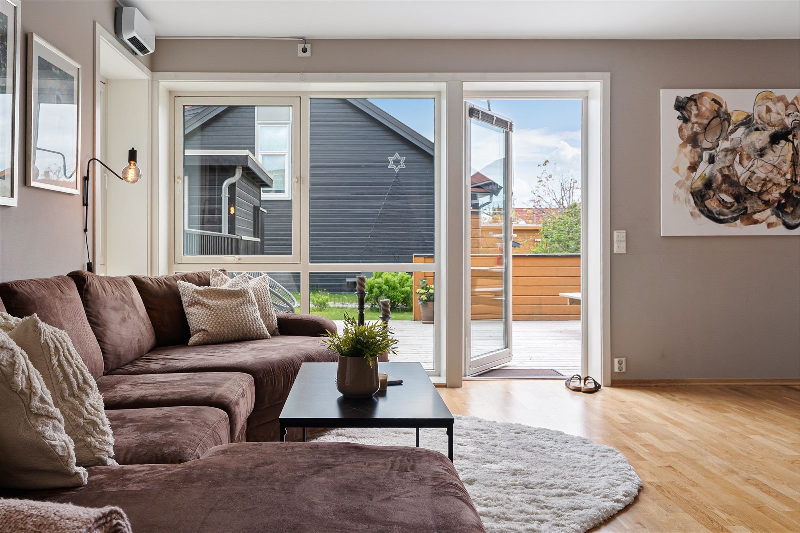 Fra stuen er det utgang til den store, private og solrike markterrassen, og pent opparbeide grøntareal som disponeres av eier. Galleribilde