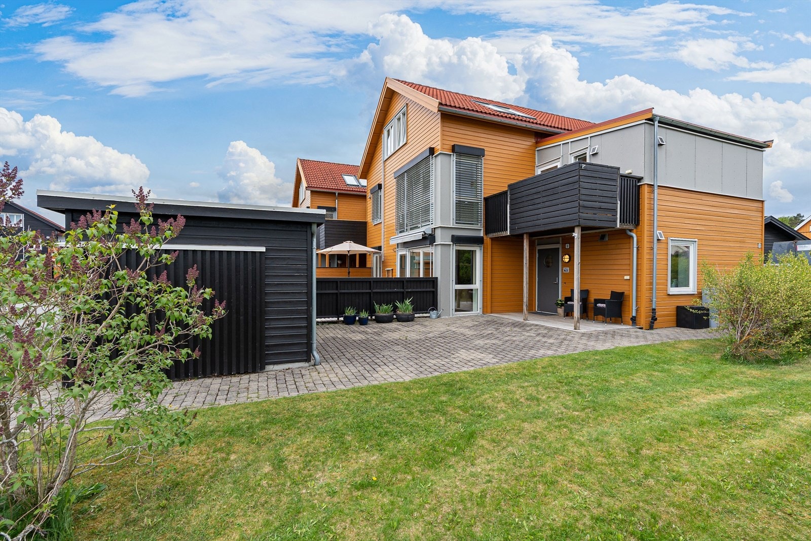 Velkommen til Ole Nypans veg 8 og en innbydende leilighet med meget god beliggenhet på frodige Leinstrand. Galleribilde