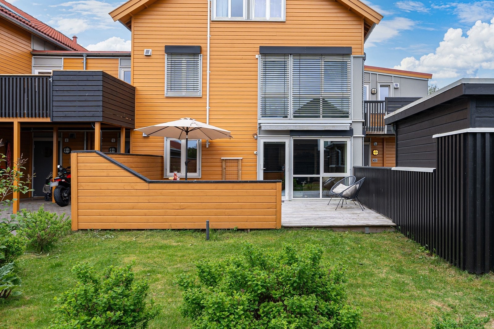 Man disponerer også et pent opparbeidet grøntareal i forlengelsen av terrassen. Galleribilde