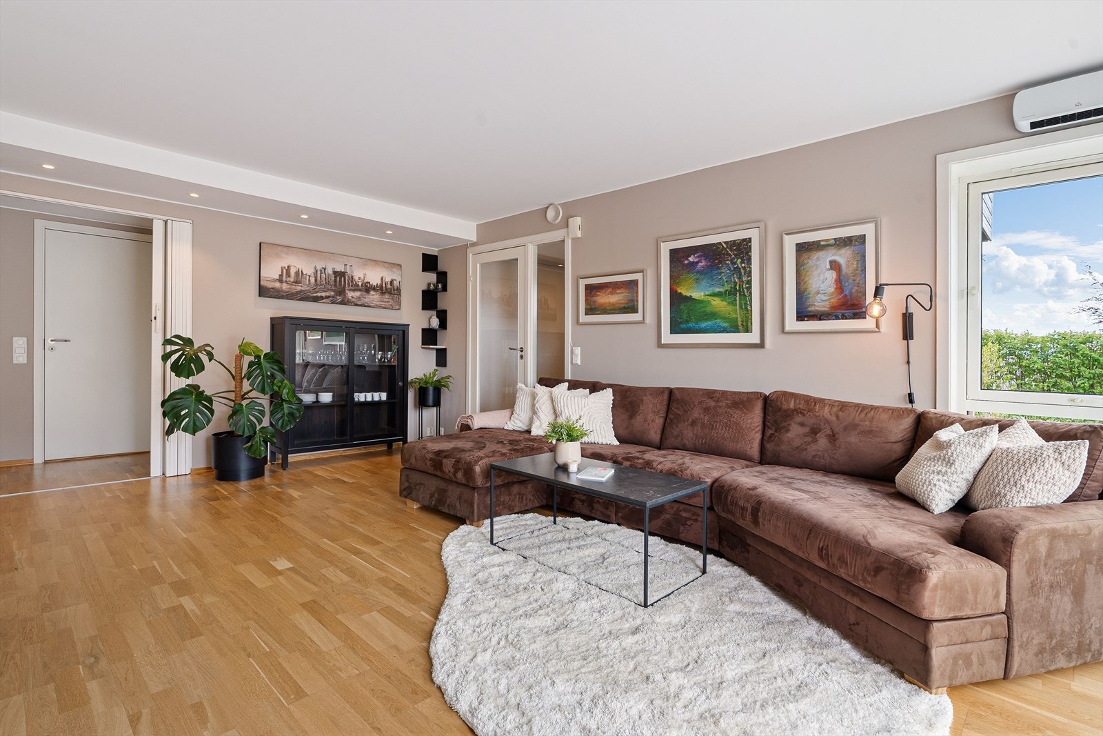 Boligen holder en gjennomgående god standard med lyse og moderne fargevalg. Galleribilde