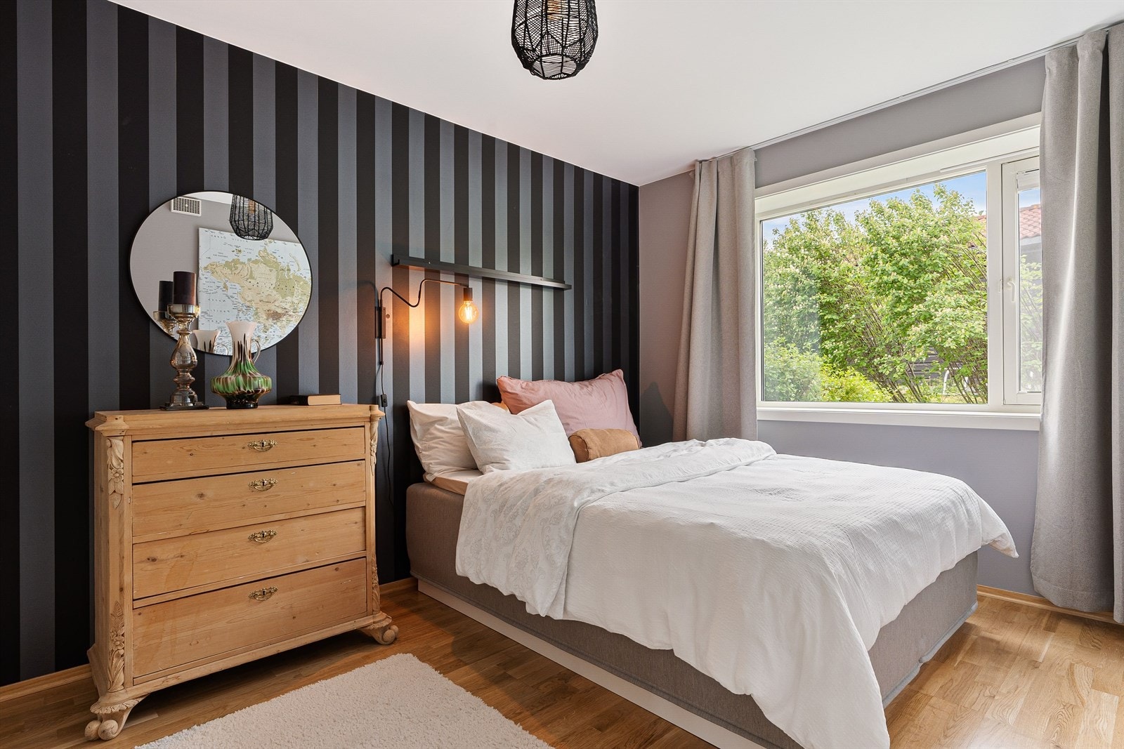Smakfullt innredet hovedsoverom. Galleribilde