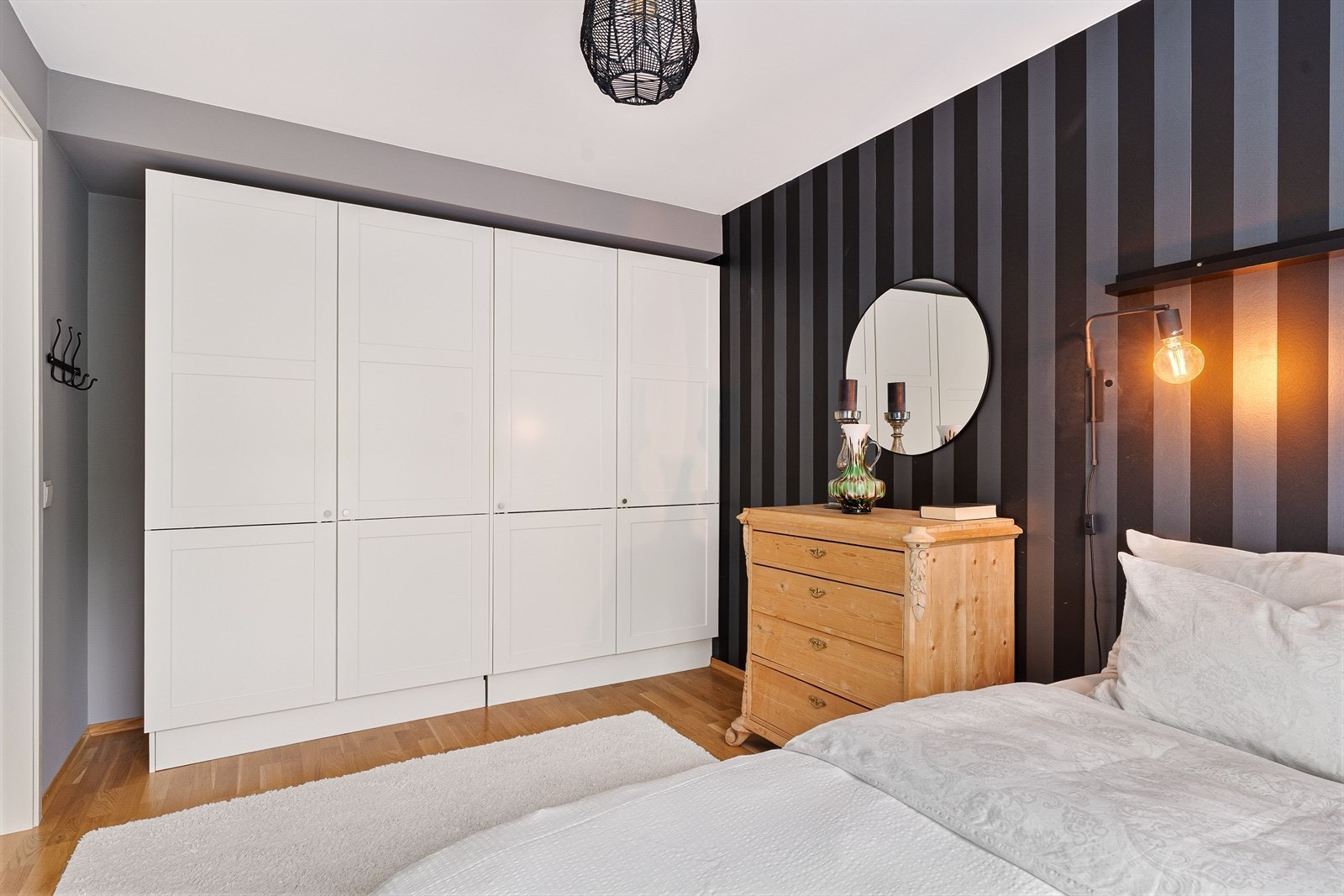 Soverommet som er på romslige 12m² har rikelig med oppbevaringsplass i den store garderoben. Galleribilde