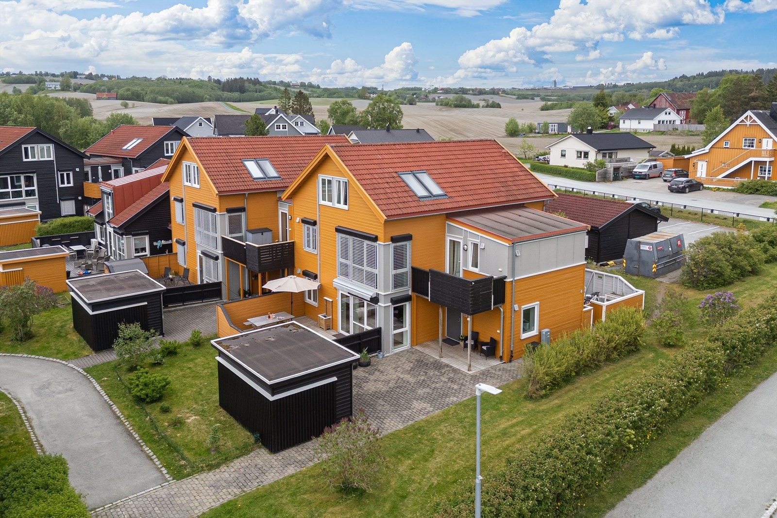 Leiligheten har en meget god endebeliggenhet i feltet. I forbindelse med den stenlagte uteplassen ved inngangspartiet er det etablert to boder hvorav eier disponerer den ene, Galleribilde