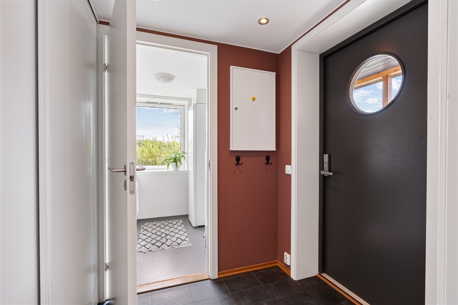 Velkommen inn. Entre er innredet med skyvedørsgarderobe som har god plass for oppbevaring av klær og sko. Direkte tilkomst til et praktisk vaskerom. Galleribilde