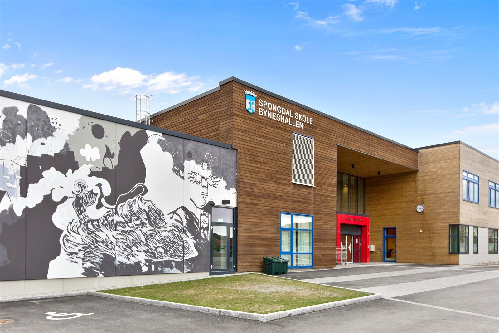 I forbindelse med Spongdal skole ligger også Byneshallen som huser et mangfoldig utvalg av aktiviteter for alle aldre som feks. håndball, fotball, rytmisk sportsgymnastikk, innebandy, korps og kor m.m. Galleribilde