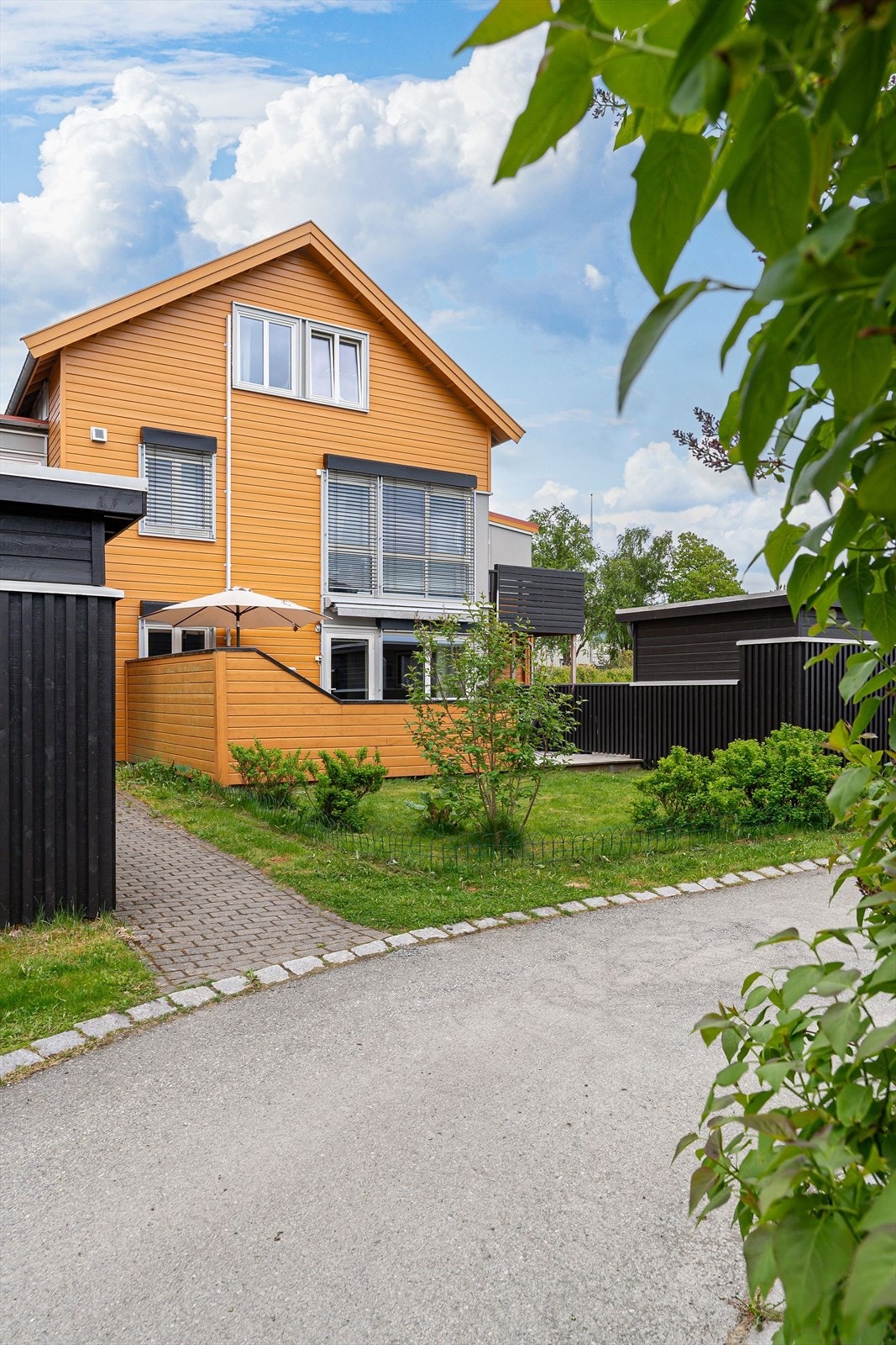 Boligens gode endebeliggenhet inne i feltet gir begrenset aktivitet på borettslagets bilfrie internveg utenfor leiligheten. Galleribilde