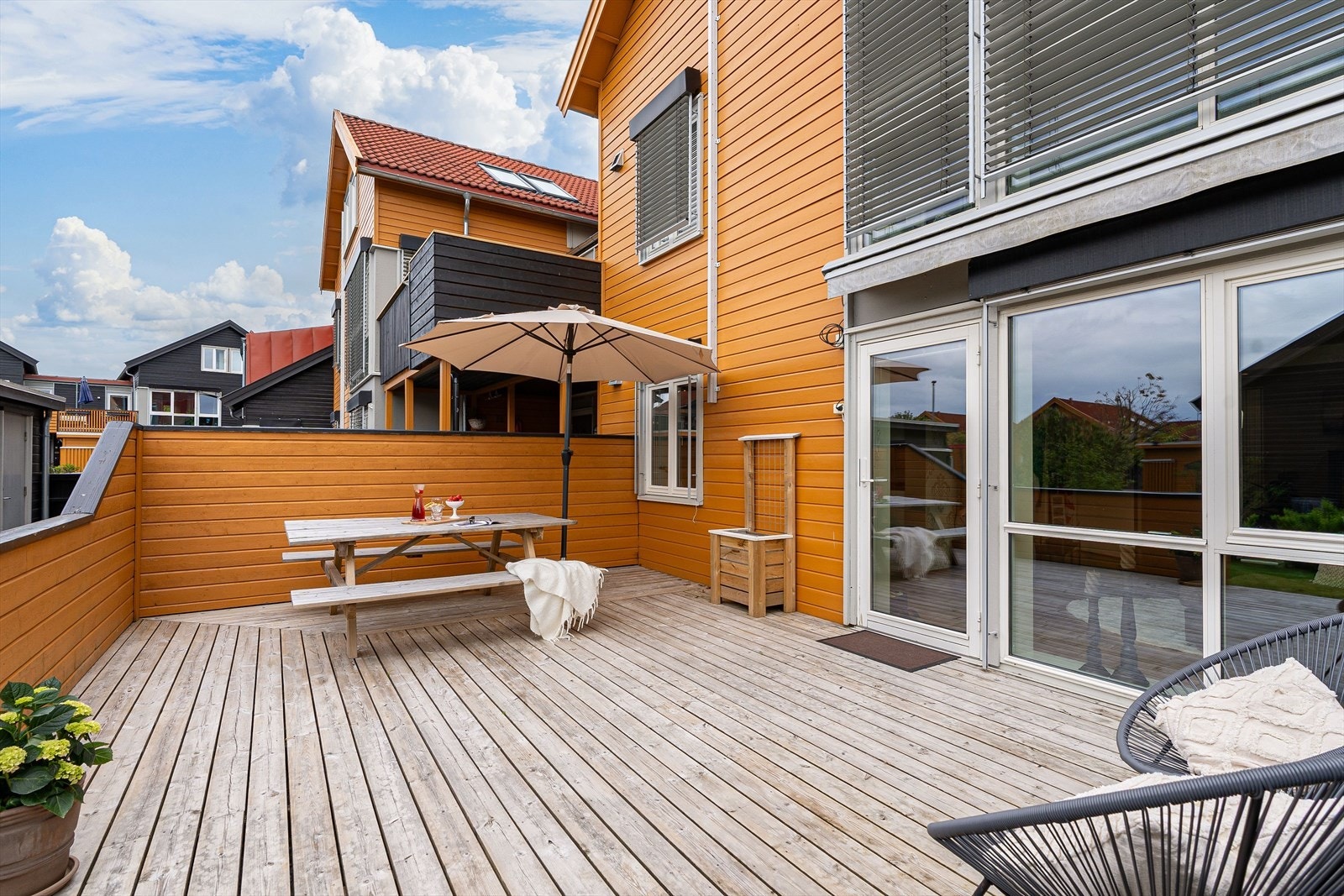Med leiligheten følger også en stor, privat og vestvendt terrasse hvor sola kan nytes store deler av dagen. Galleribilde