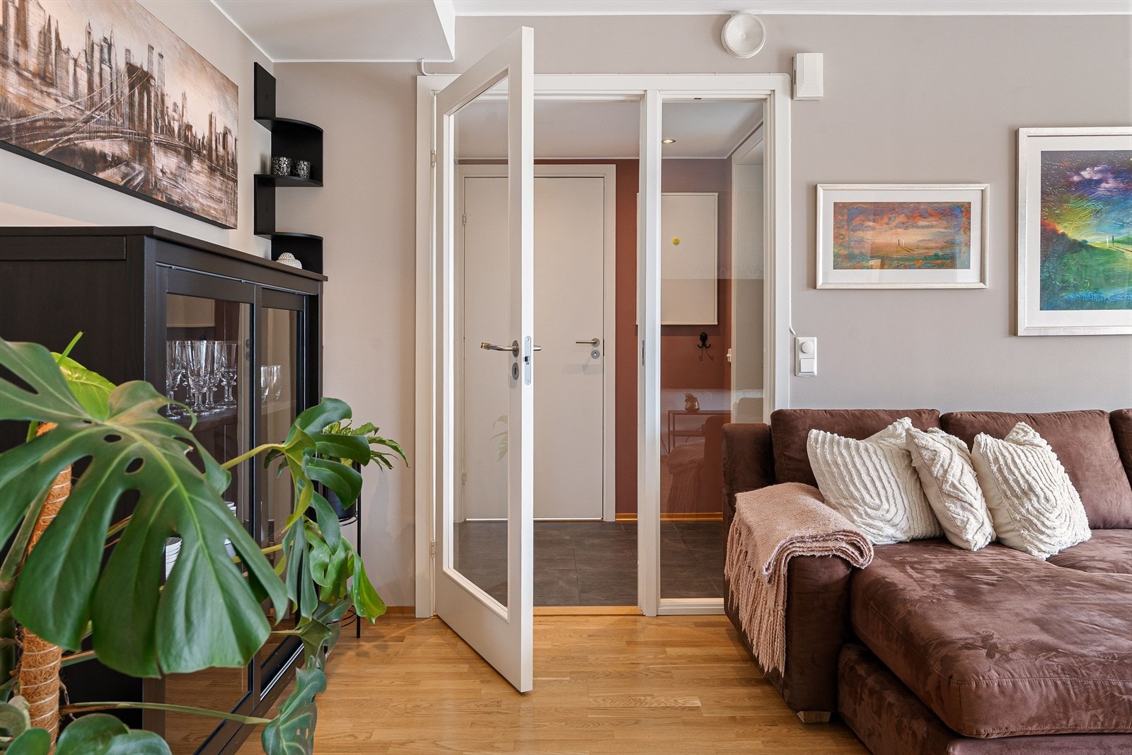 Mellom gangen og stuen er det glassdør og ekstra glassfelt som sørger for godt lys til gangen. Galleribilde