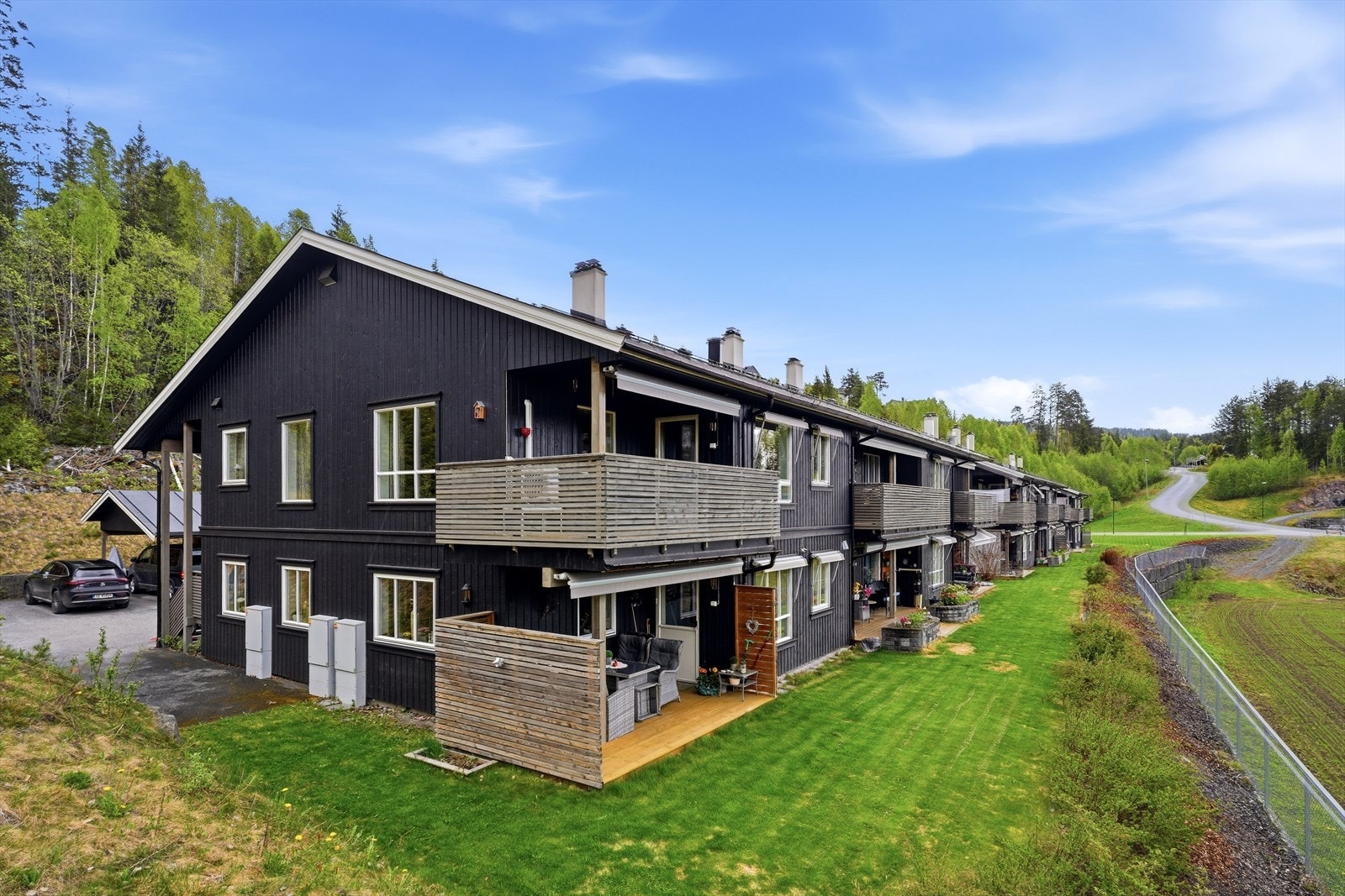 Boligen har en sjelden beliggenhet, helt innerst på rekka i feltet. Galleribilde