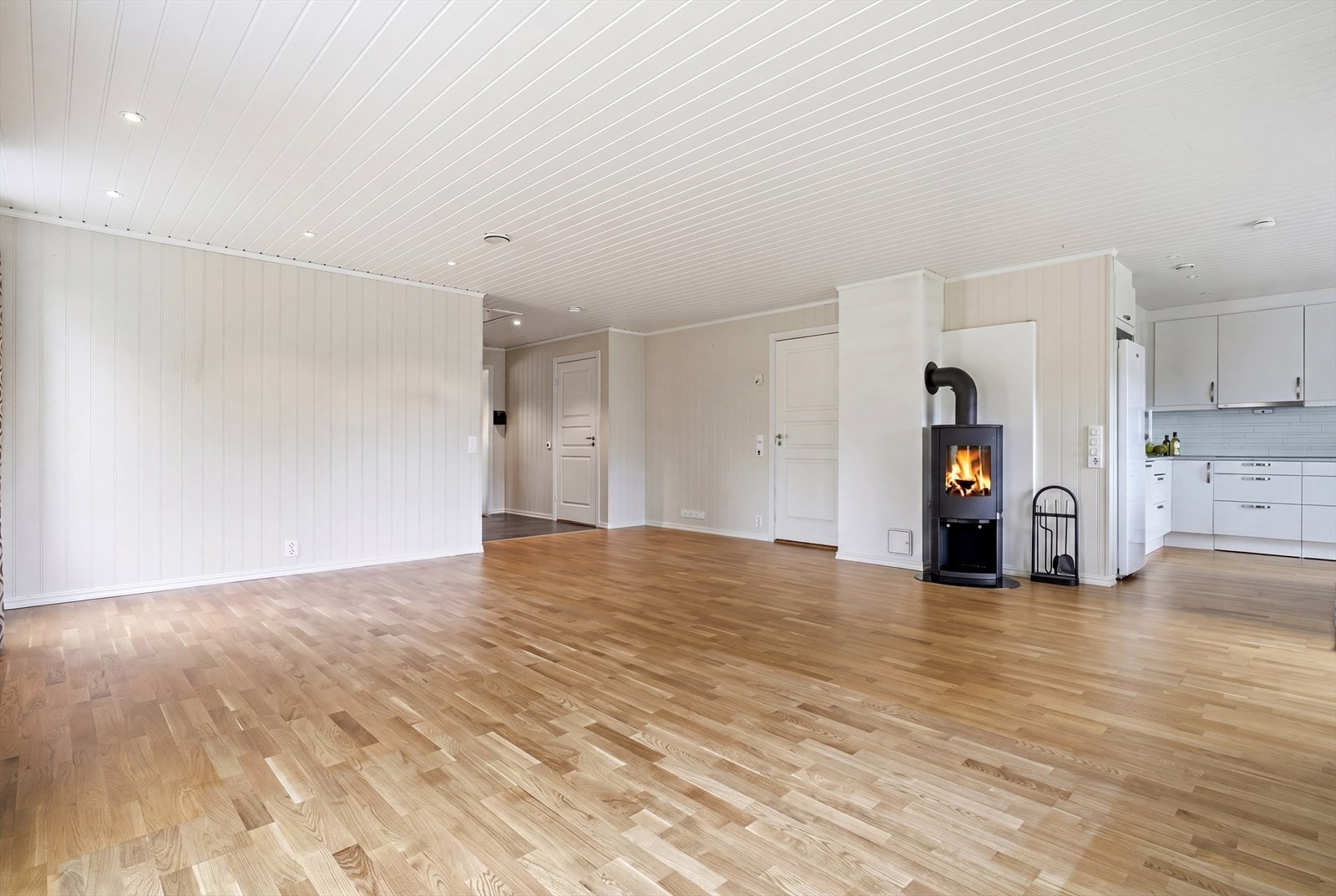 Boligen har eget ildsted i stue, og det er dessuten også montert varmepumpe, i tillegg til elektriske varmekabler (gang og bad) og balansert ventilasjon. Galleribilde